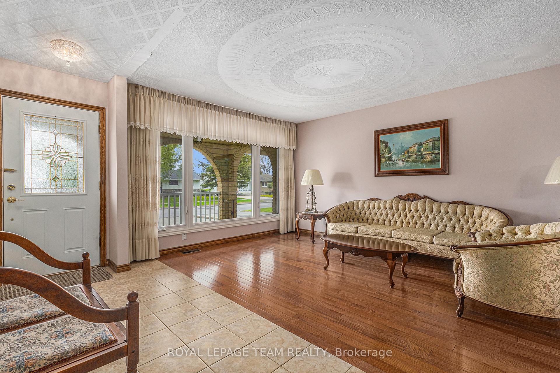 Photo 4 of 53 Viewmount Drive, Ottawa, Meadowlands/Crestview — HOMEH