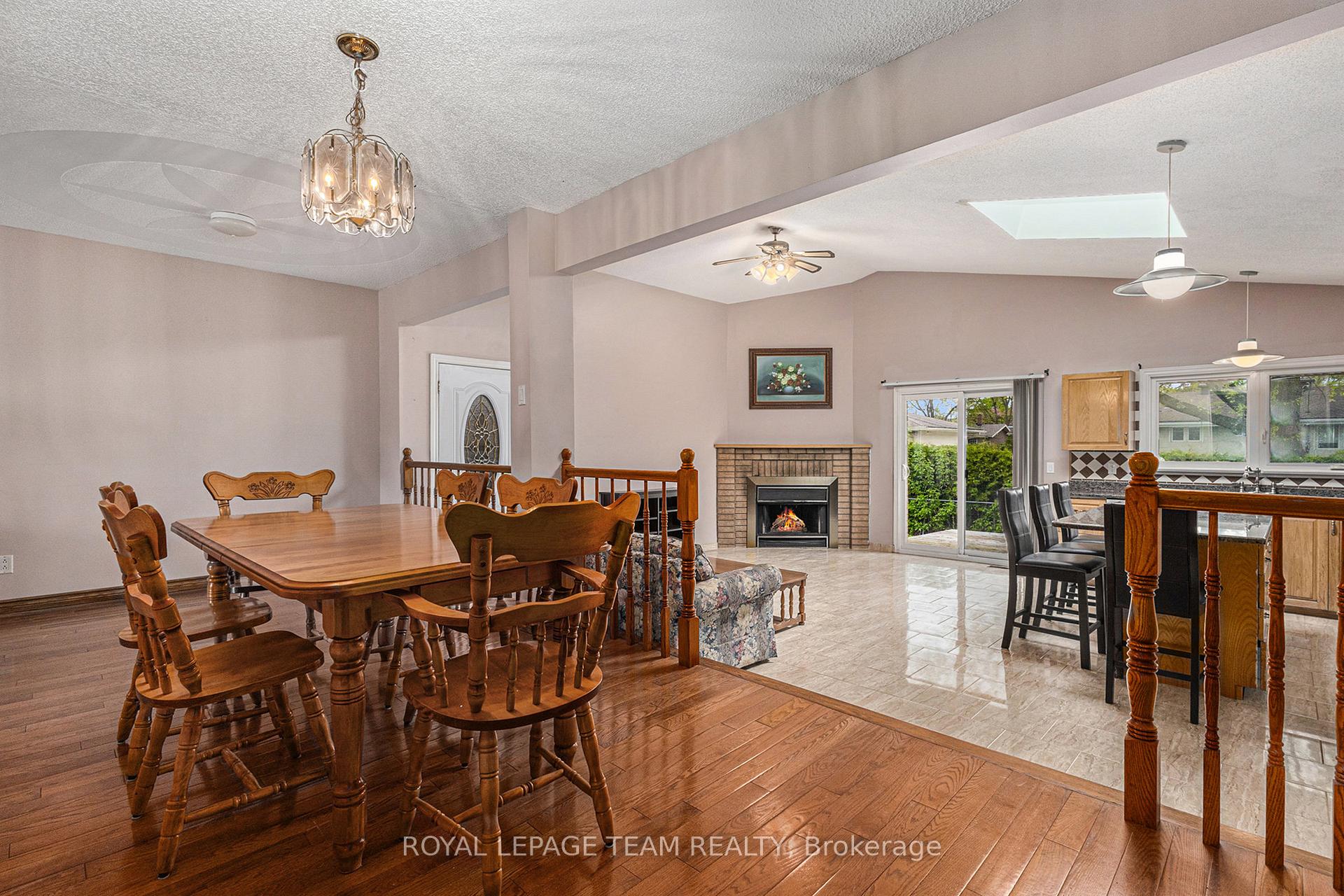 Photo 5 of 53 Viewmount Drive, Ottawa, Meadowlands/Crestview — HOMEH
