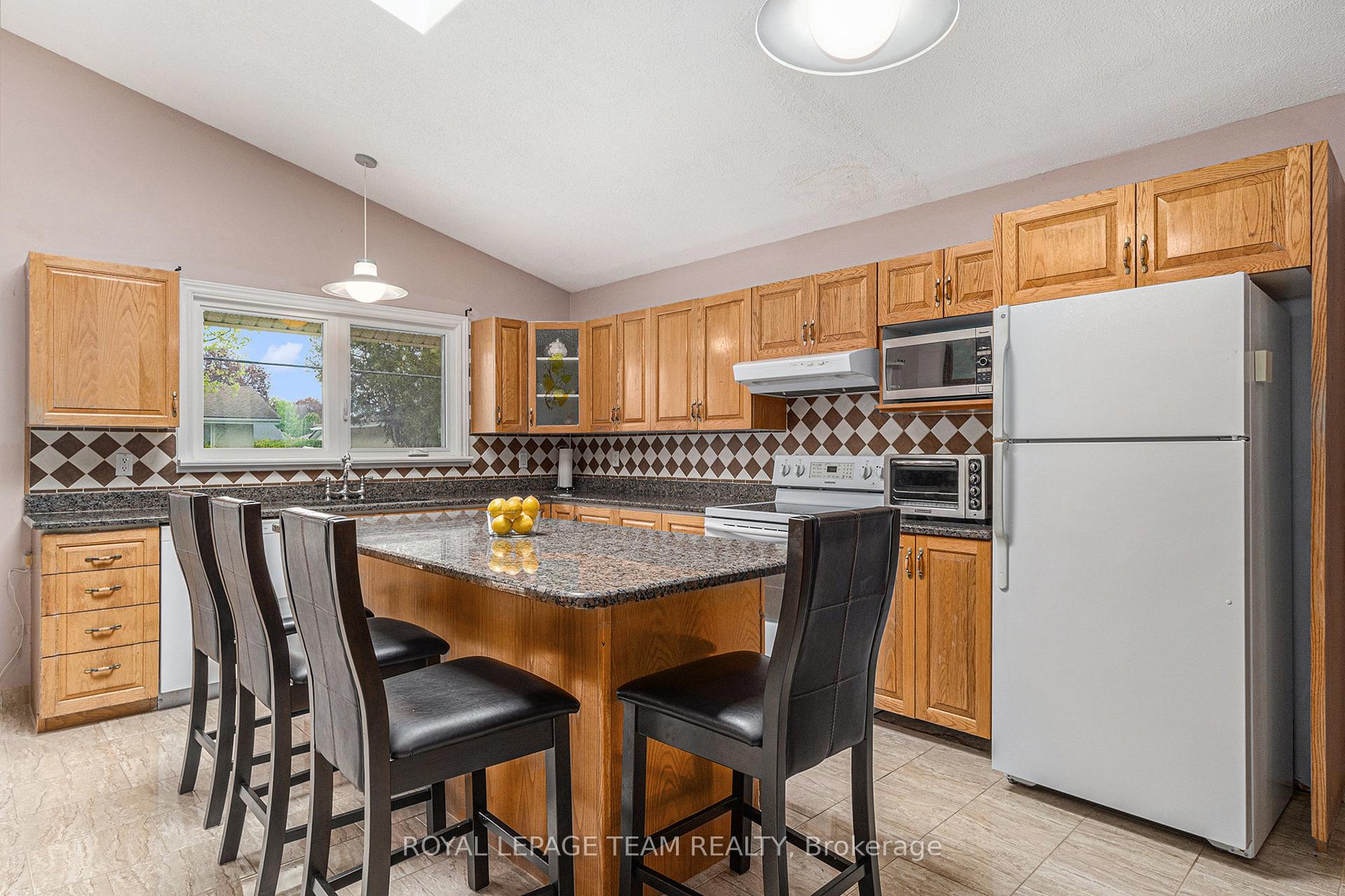 Photo 6 of 53 Viewmount Drive, Ottawa, Meadowlands/Crestview — HOMEH