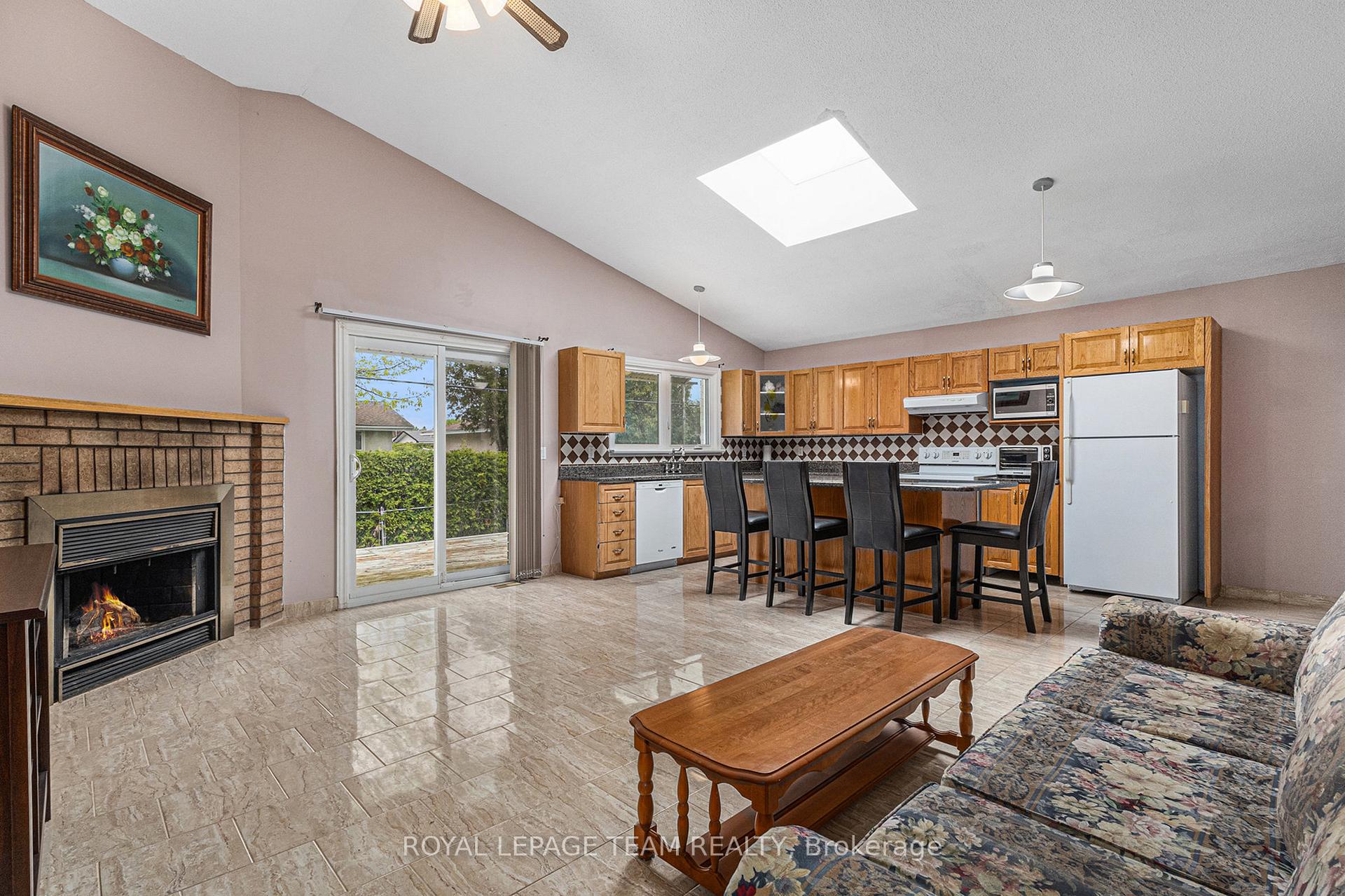 Photo 8 of 53 Viewmount Drive, Ottawa, Meadowlands/Crestview — HOMEH