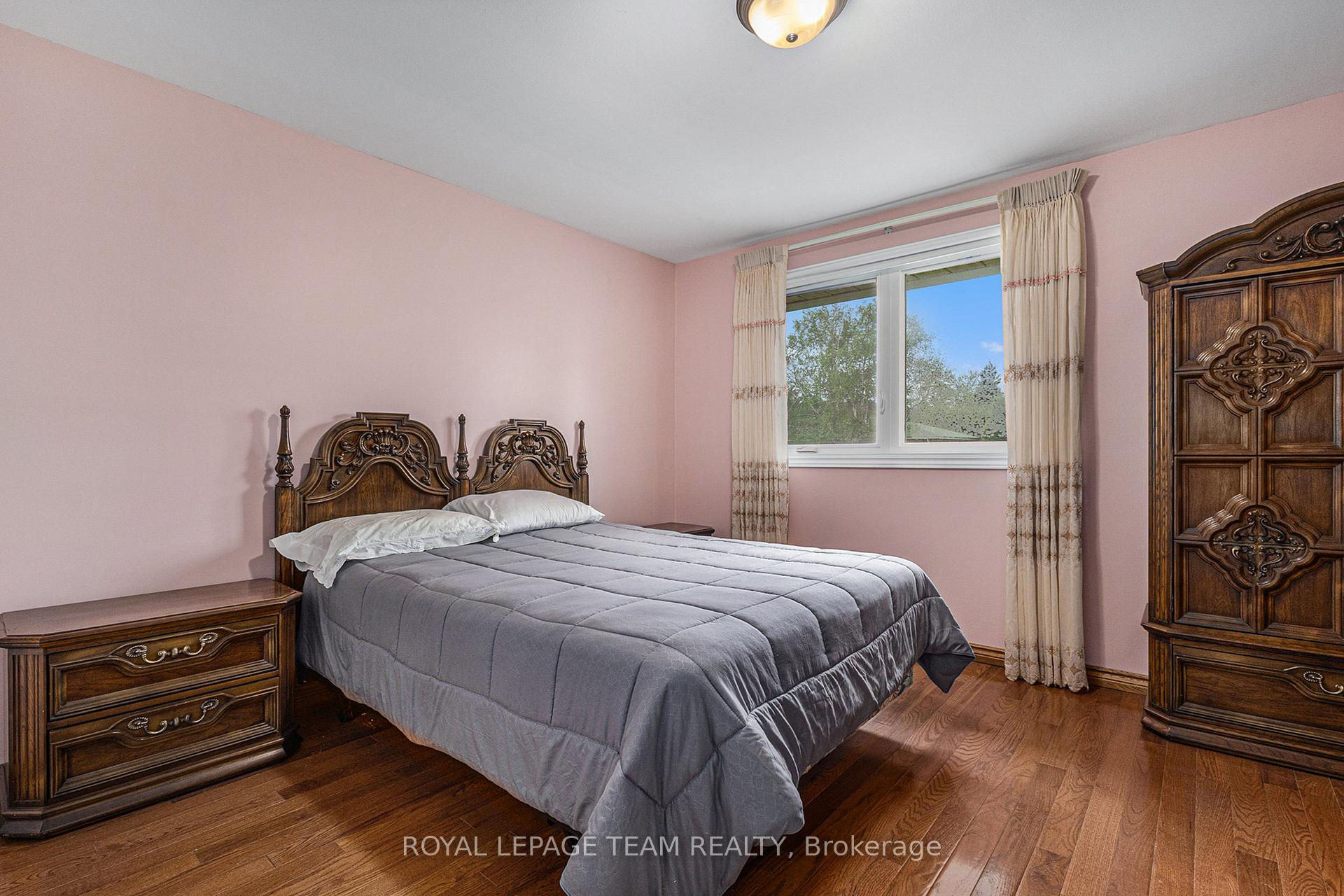 Photo 11 of 53 Viewmount Drive, Ottawa, Meadowlands/Crestview — HOMEH