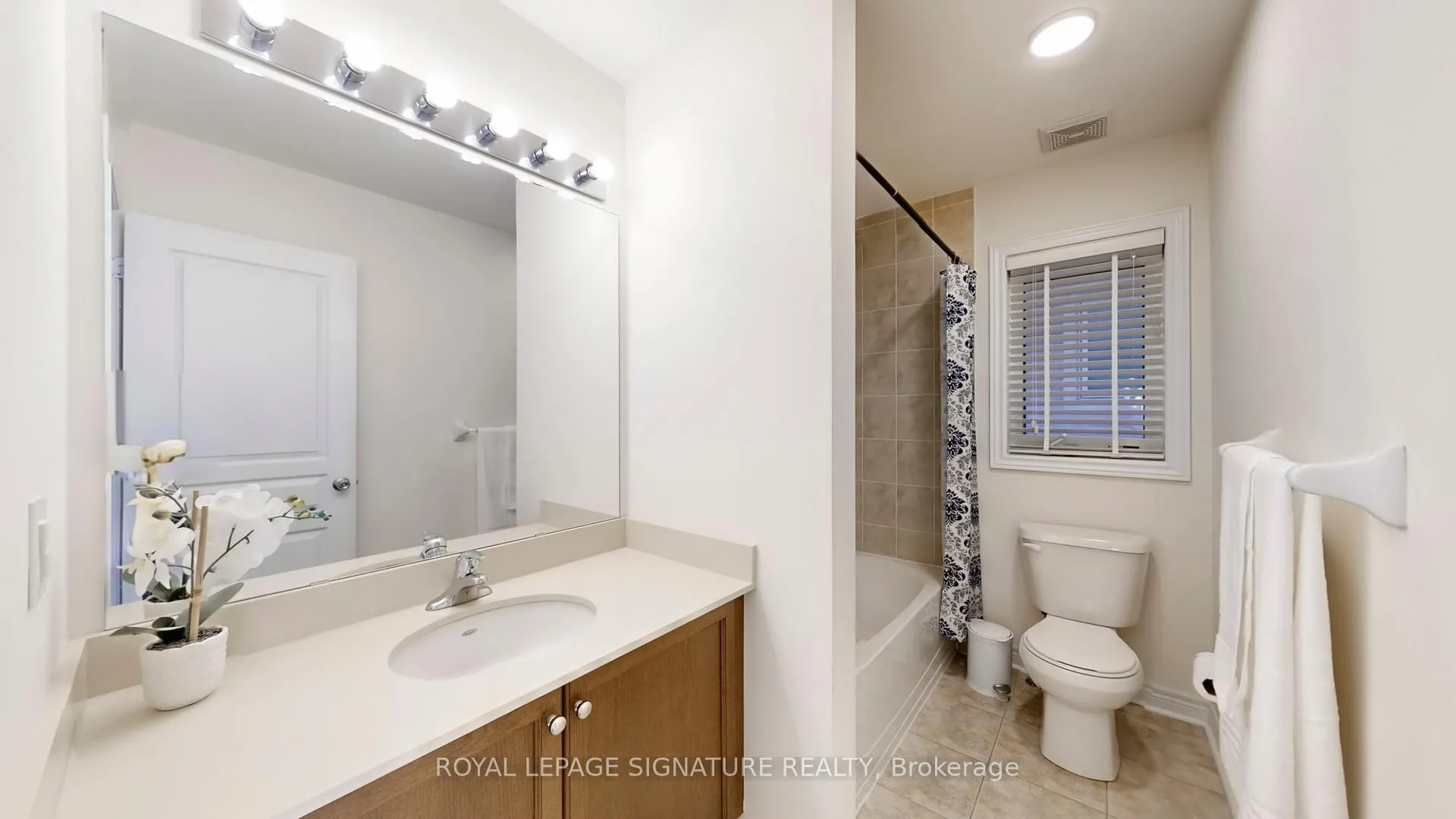 Photo 13 of 23 Frederick Stamm Crescent, Markham, Berczy — HOMEH
