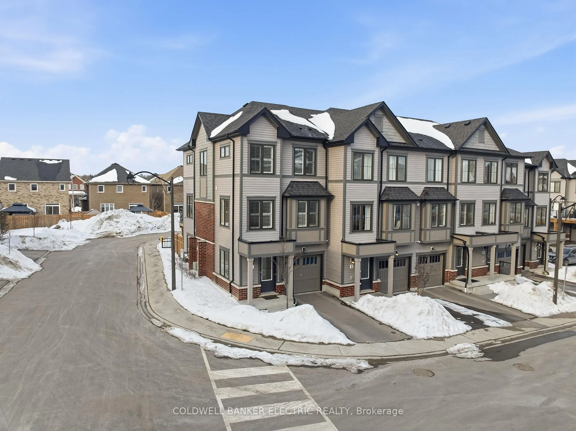 Photo 3 of 1 Loana Lane, Clarington, Bowmanville — HOMEH