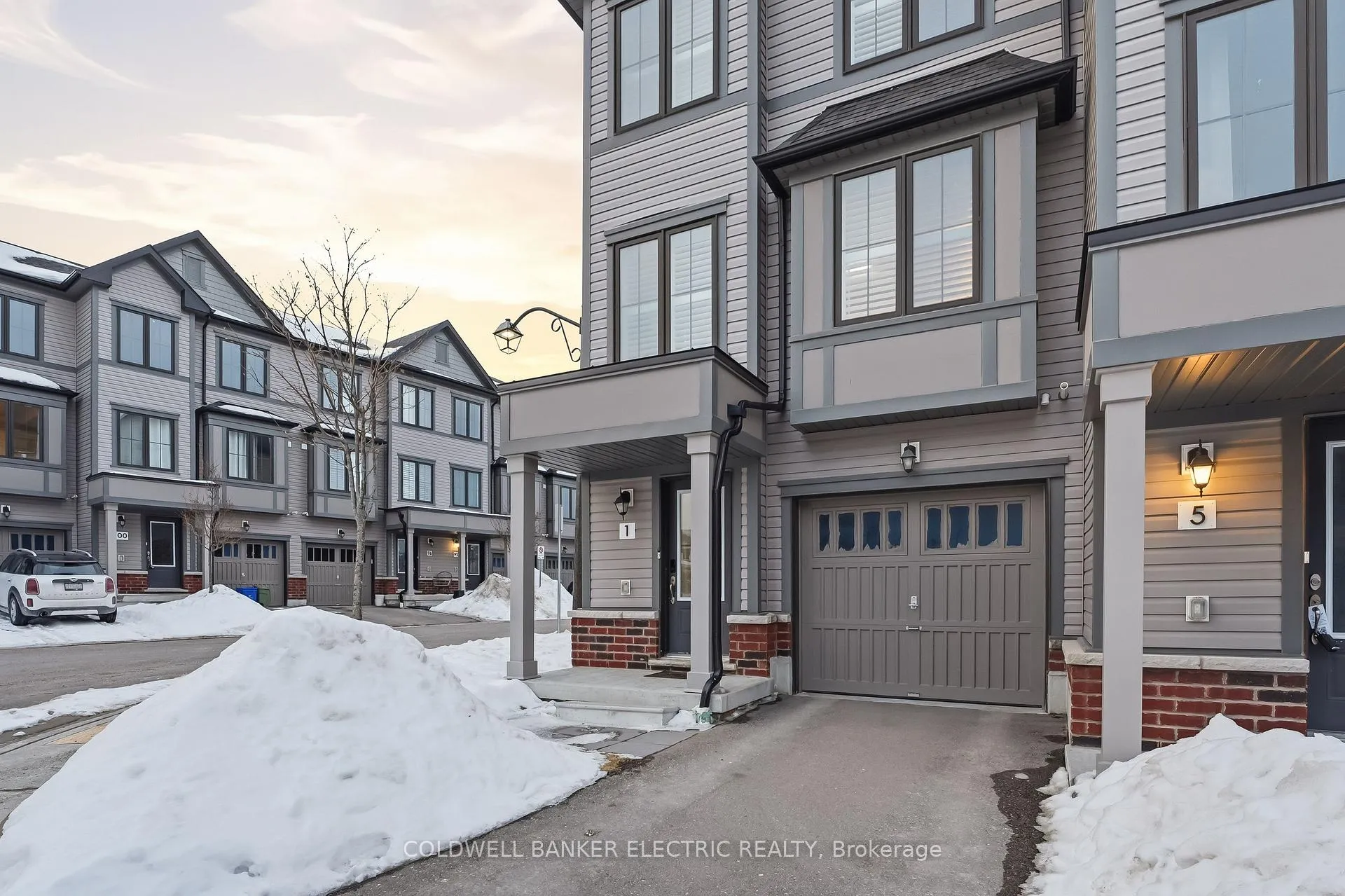 Photo 5 of 1 Loana Lane, Clarington, Bowmanville — HOMEH