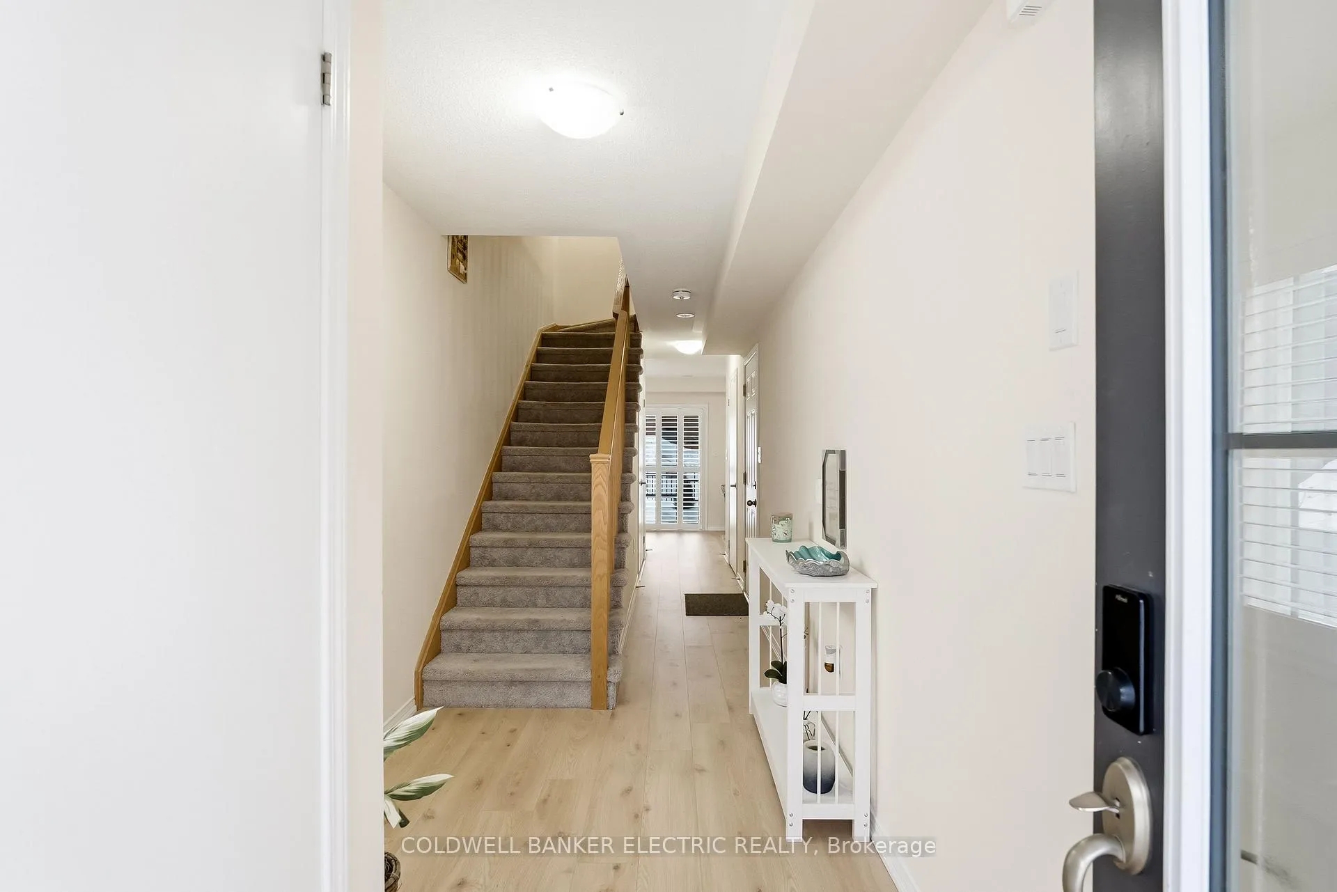 Photo 7 of 1 Loana Lane, Clarington, Bowmanville — HOMEH