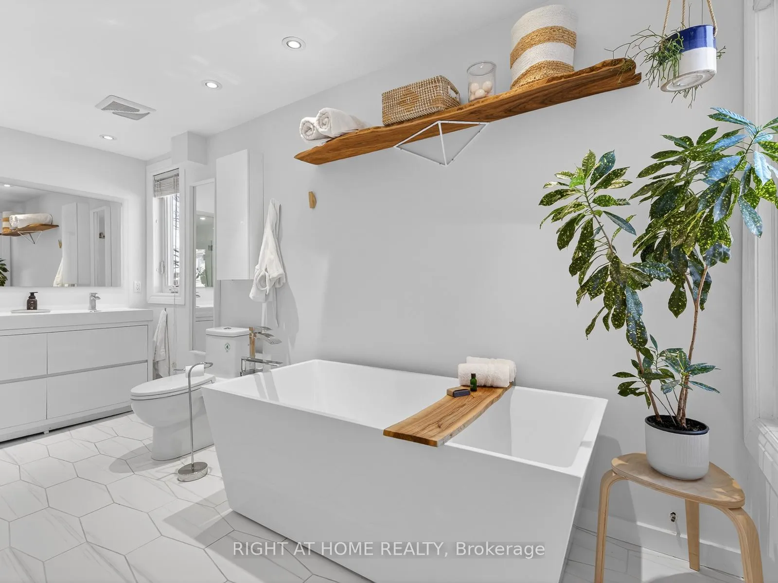 Photo 23 of 355 Caledonia Road, Toronto, Caledonia-Fairbank — HOMEH