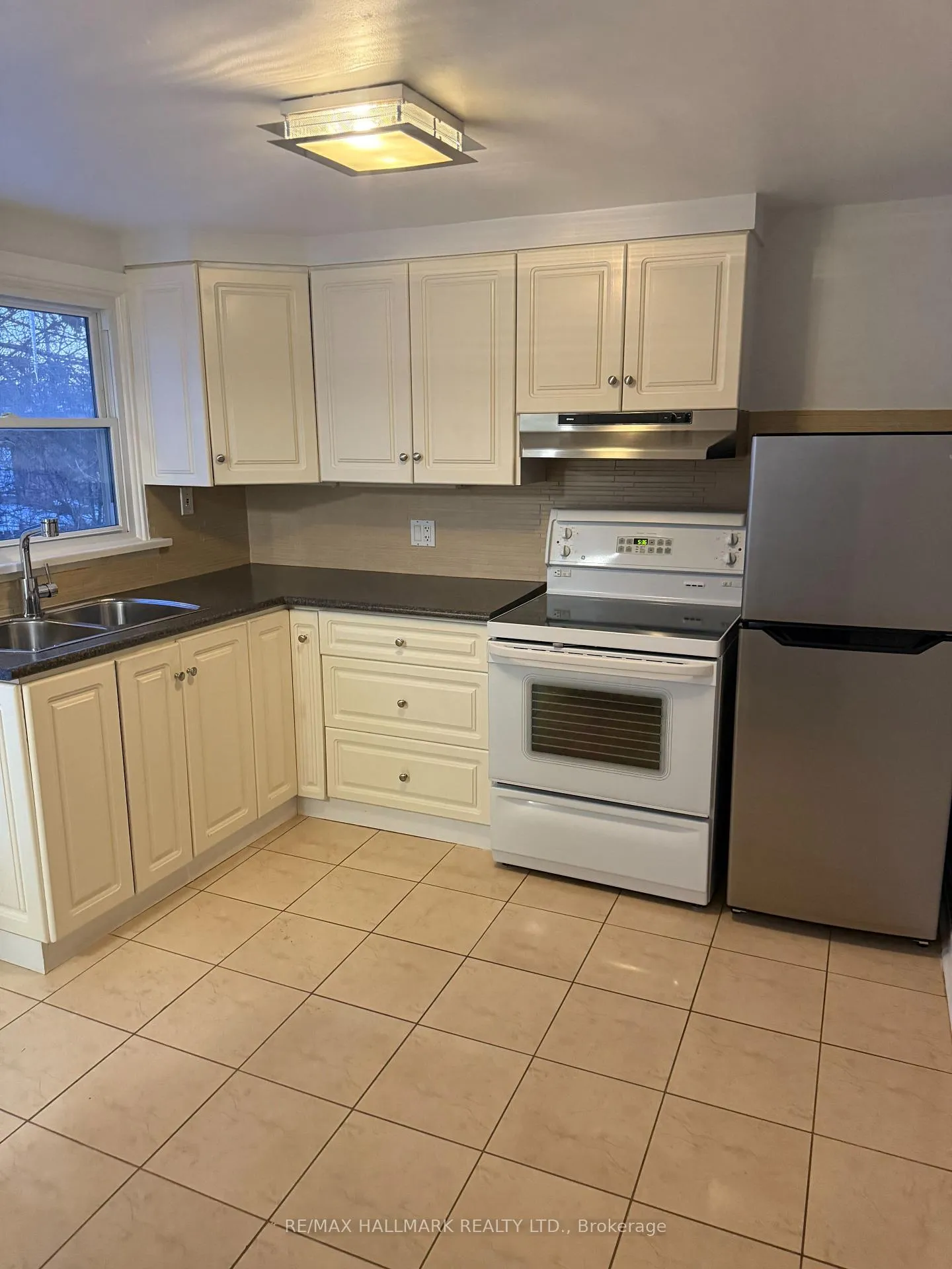 Front of Unit 2nd Floor, 160 Welland Avenue