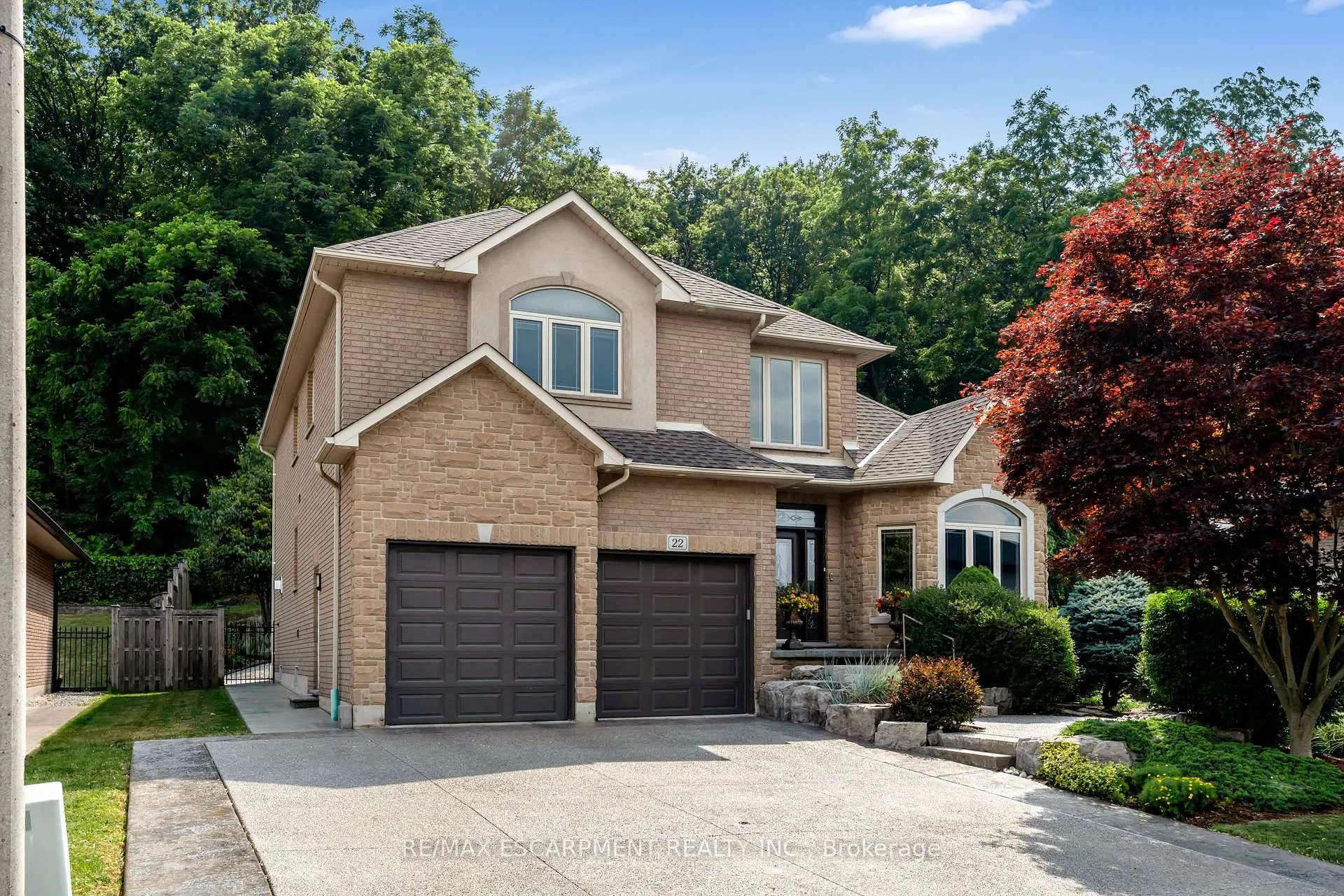 Photo 2 of 22 Shadeland Crescent, Hamilton, Stoney Creek — HOMEH