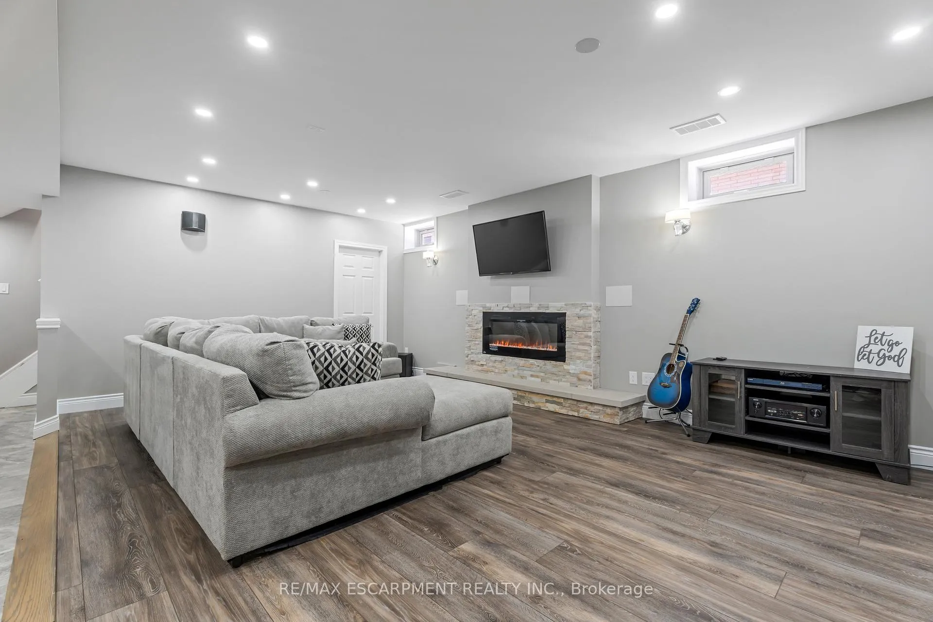 Photo 36 of 22 Shadeland Crescent, Hamilton, Stoney Creek — HOMEH