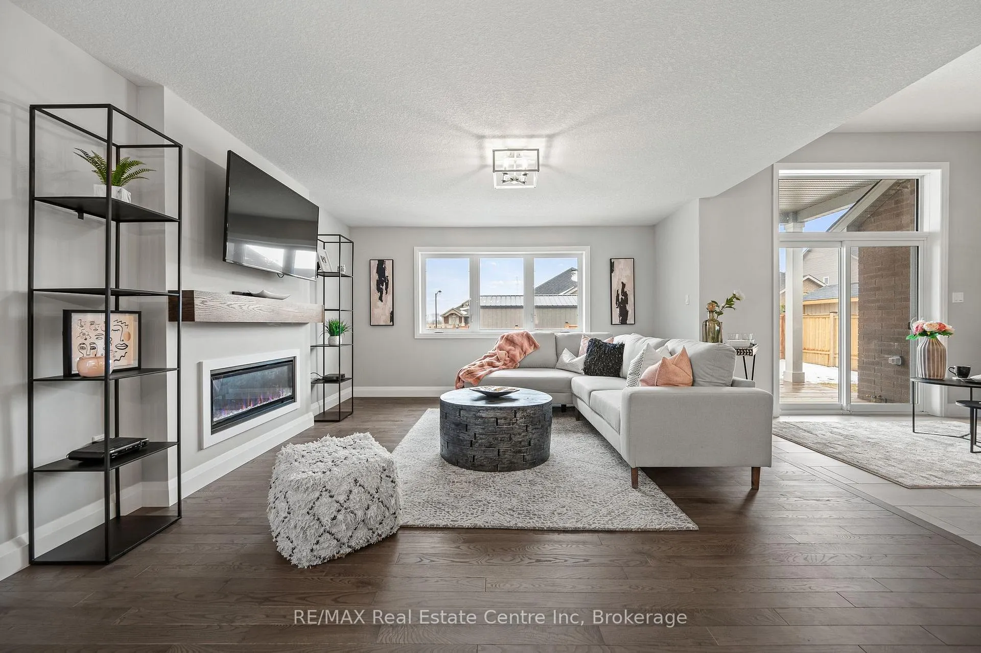 Photo 5 of 190 Bridge Crescent, Minto — HOMEH