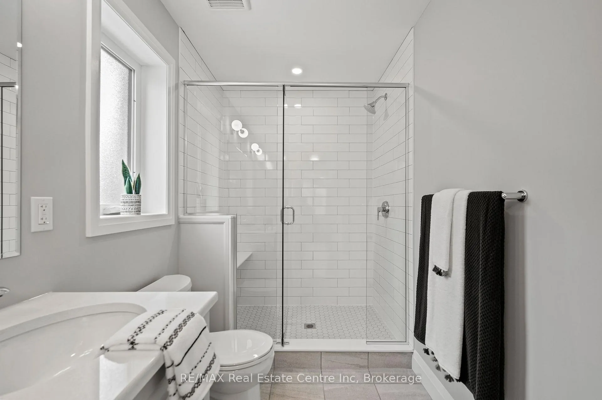 Photo 18 of 190 Bridge Crescent, Minto — HOMEH