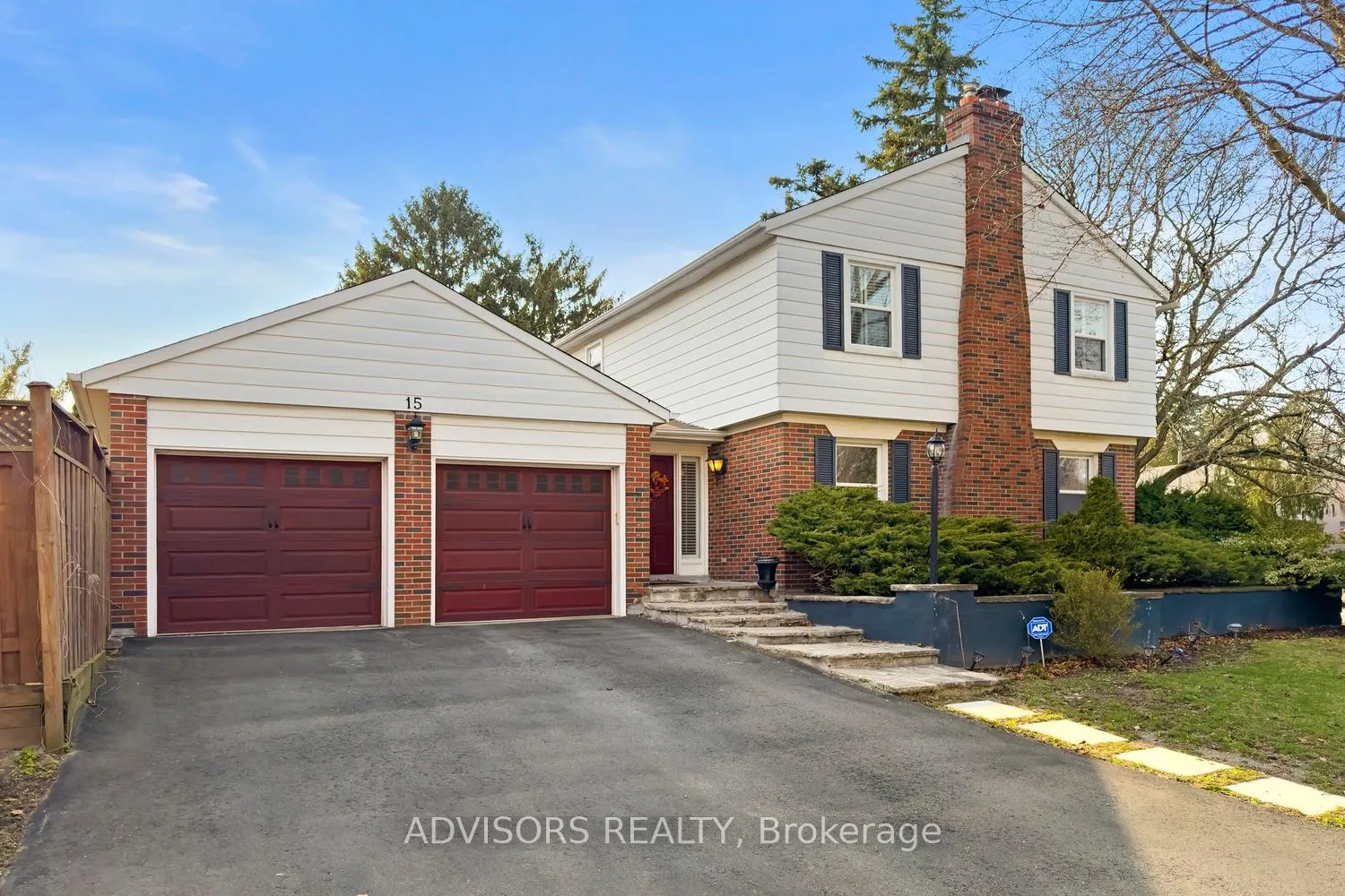 Photo 3 of 15 Alcaine Court, Markham, Thornhill — HOMEH