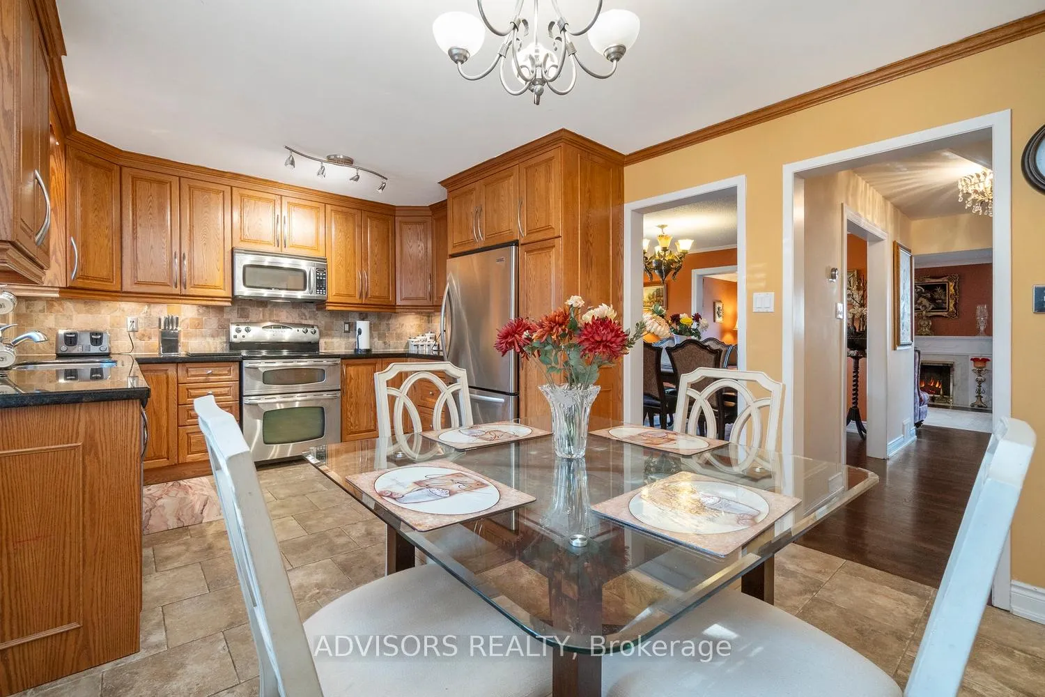Photo 9 of 15 Alcaine Court, Markham, Thornhill — HOMEH