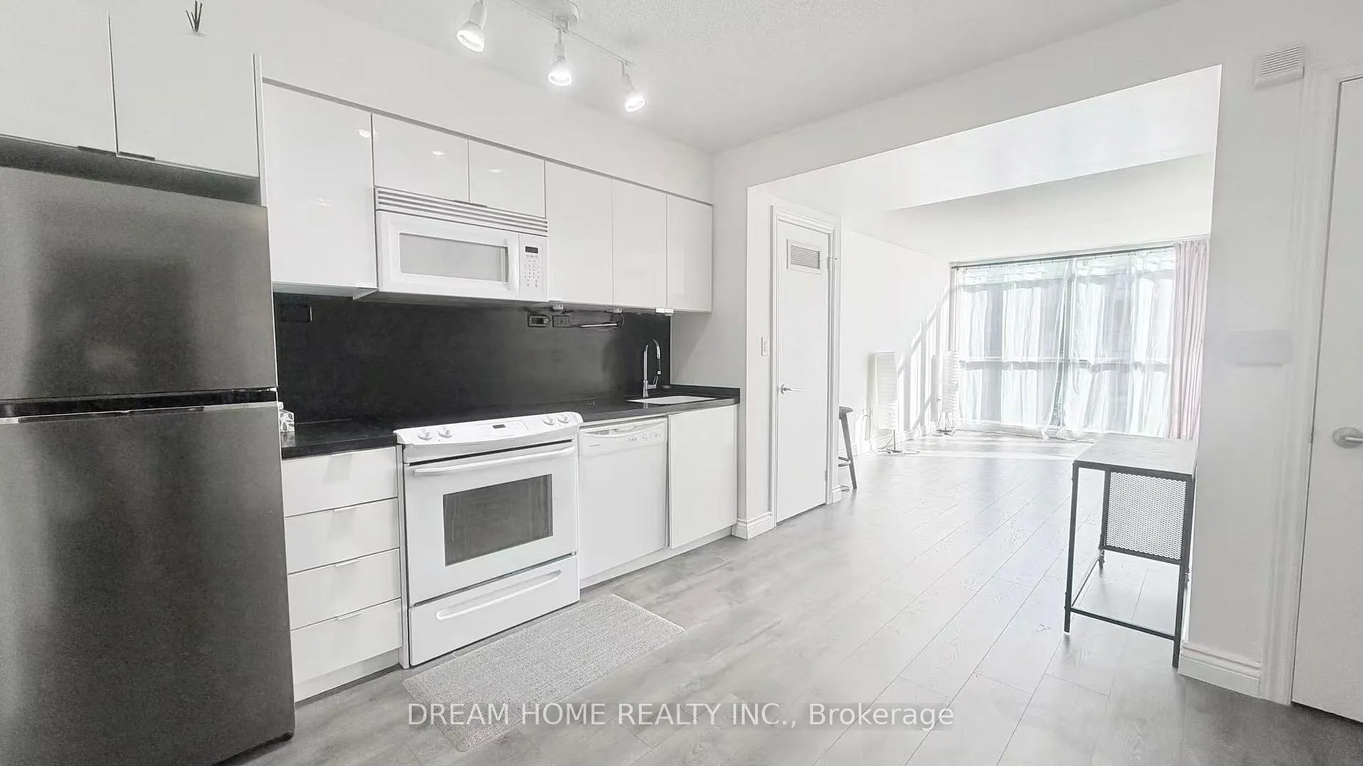 Photo 3 of Unit 935, 15 Iceboat Terrace, Toronto, Waterfront Communities — HOMEH