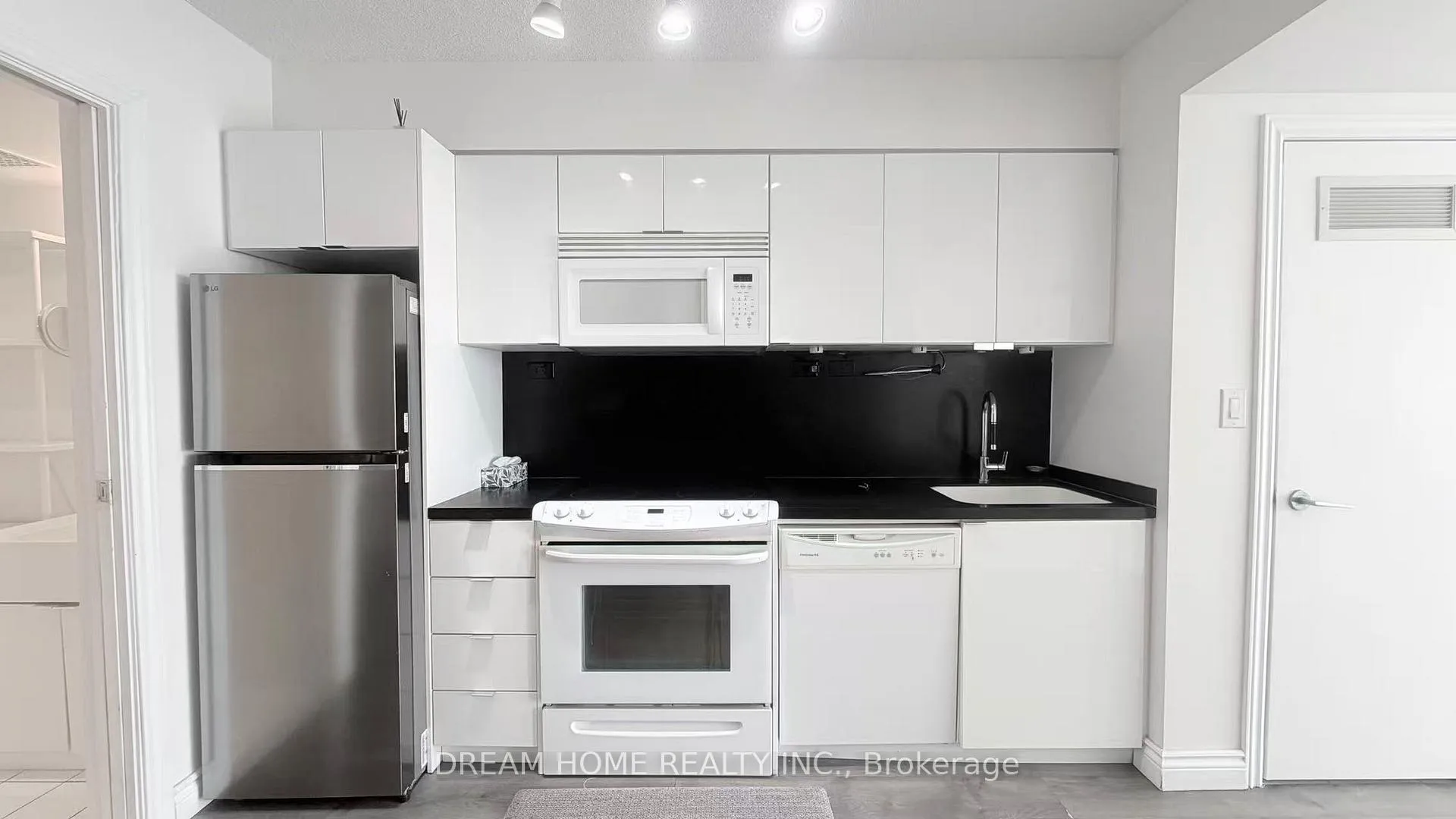 Photo 4 of Unit 935, 15 Iceboat Terrace, Toronto, Waterfront Communities — HOMEH