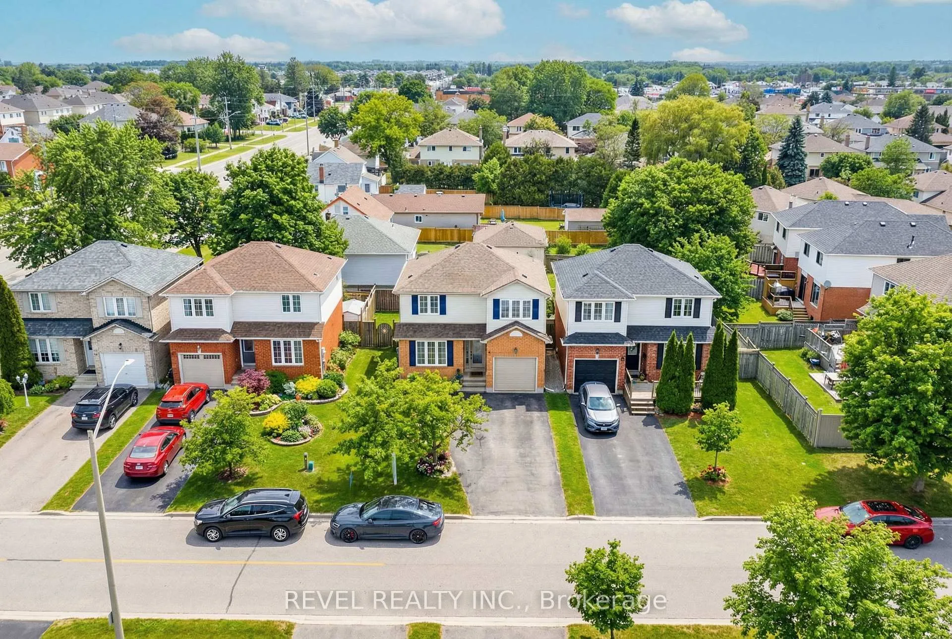 Photo 2 of 10 Barron Court, Clarington, Courtice — HOMEH