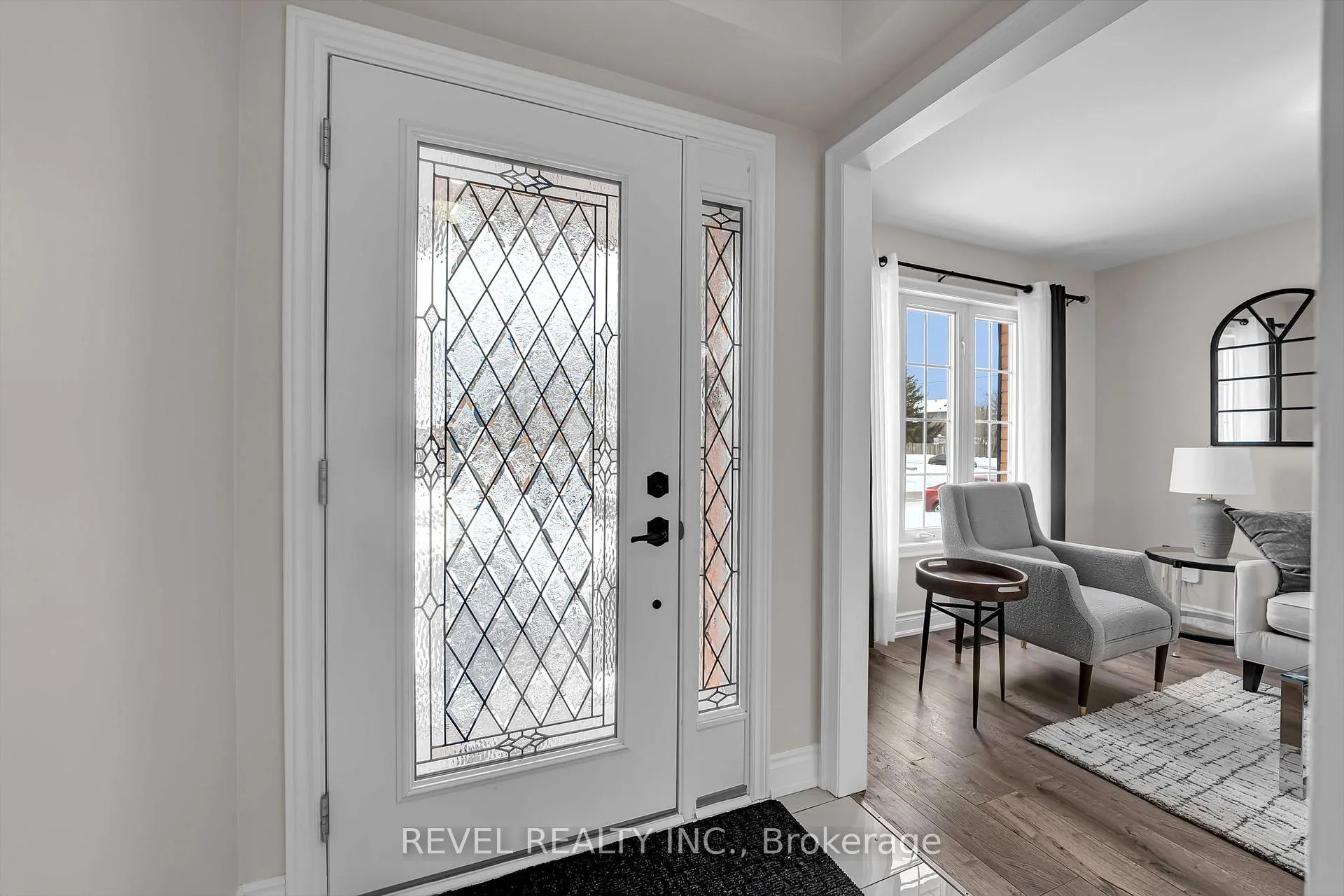 Photo 3 of 10 Barron Court, Clarington, Courtice — HOMEH
