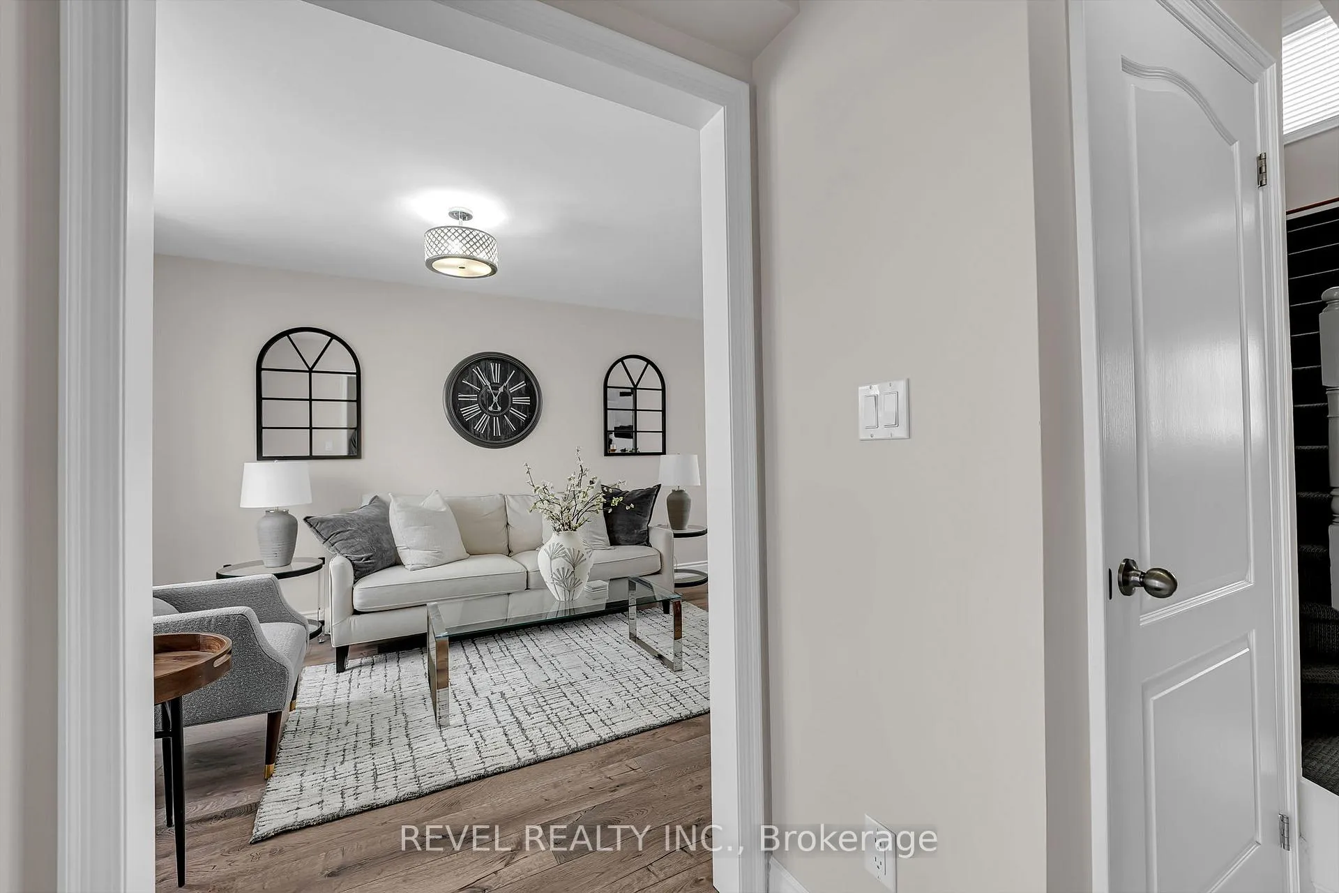 Photo 4 of 10 Barron Court, Clarington, Courtice — HOMEH