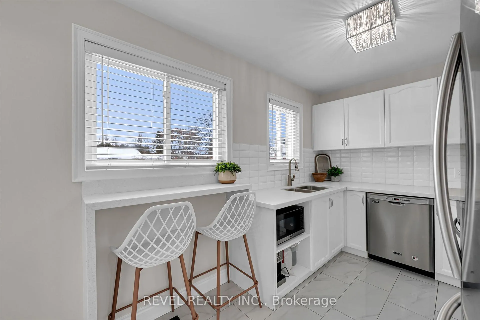 Photo 7 of 10 Barron Court, Clarington, Courtice — HOMEH