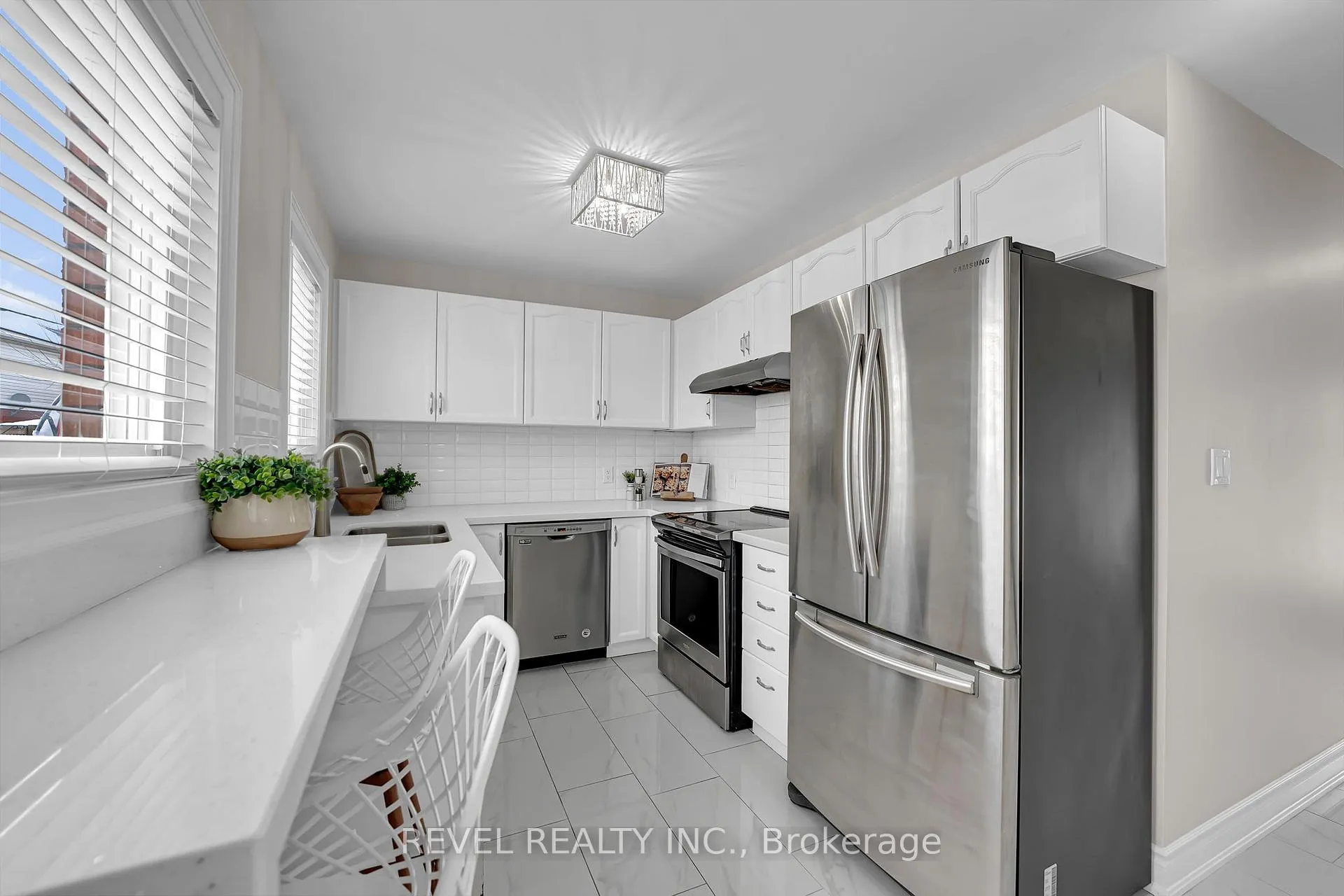 Photo 8 of 10 Barron Court, Clarington, Courtice — HOMEH