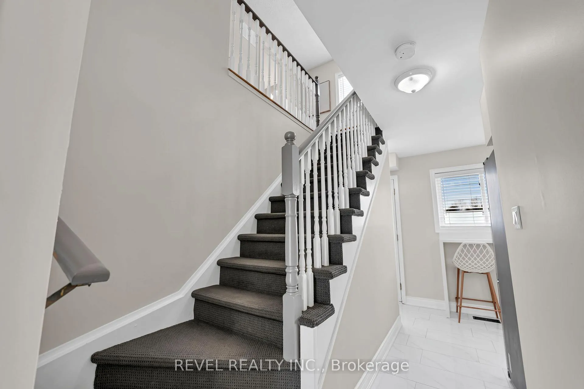 Photo 11 of 10 Barron Court, Clarington, Courtice — HOMEH