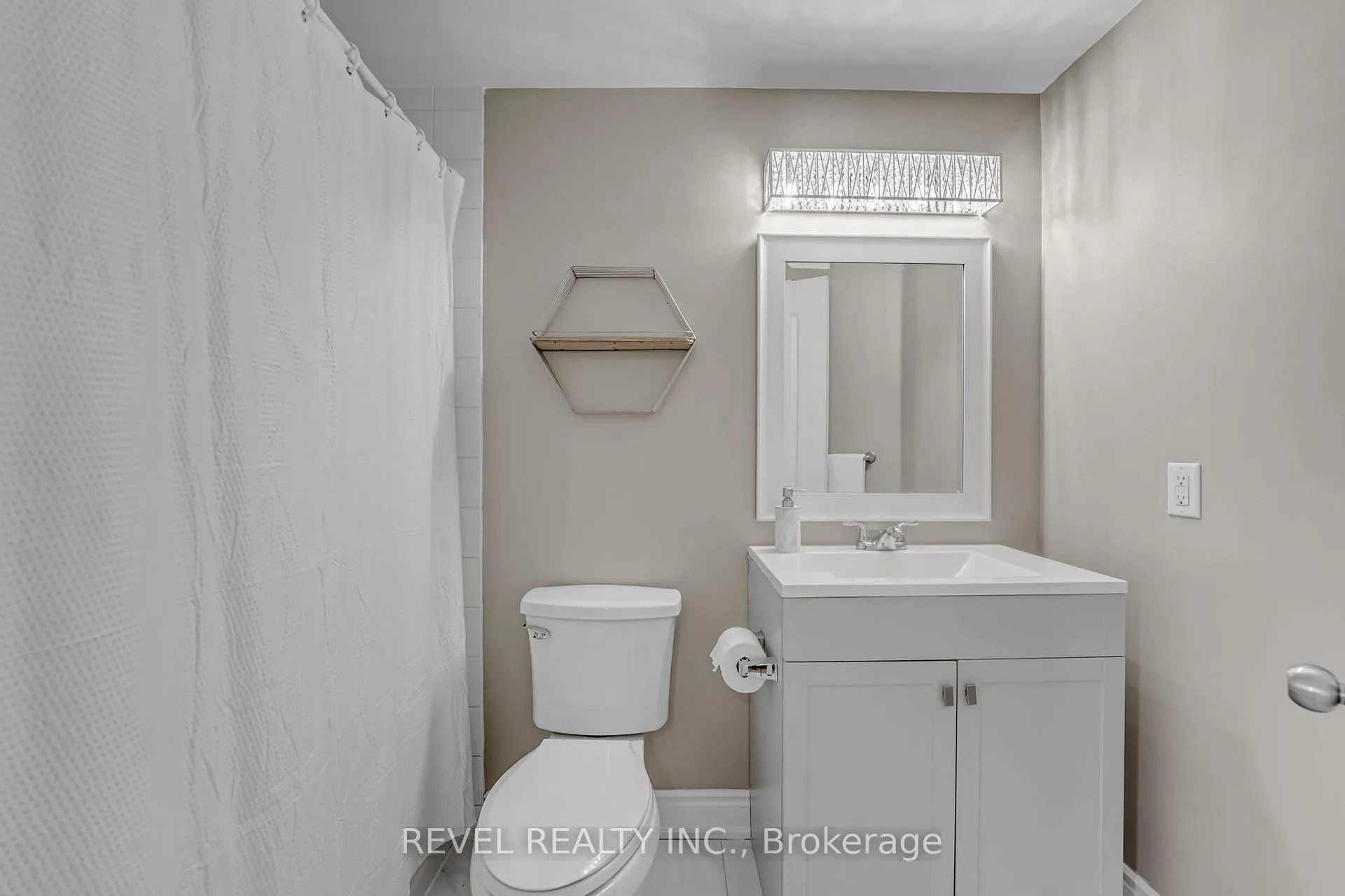 Photo 16 of 10 Barron Court, Clarington, Courtice — HOMEH