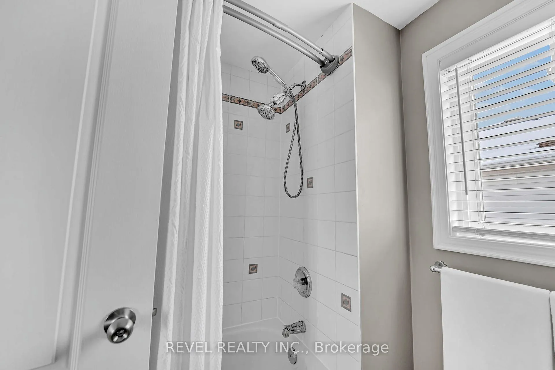Photo 19 of 10 Barron Court, Clarington, Courtice — HOMEH