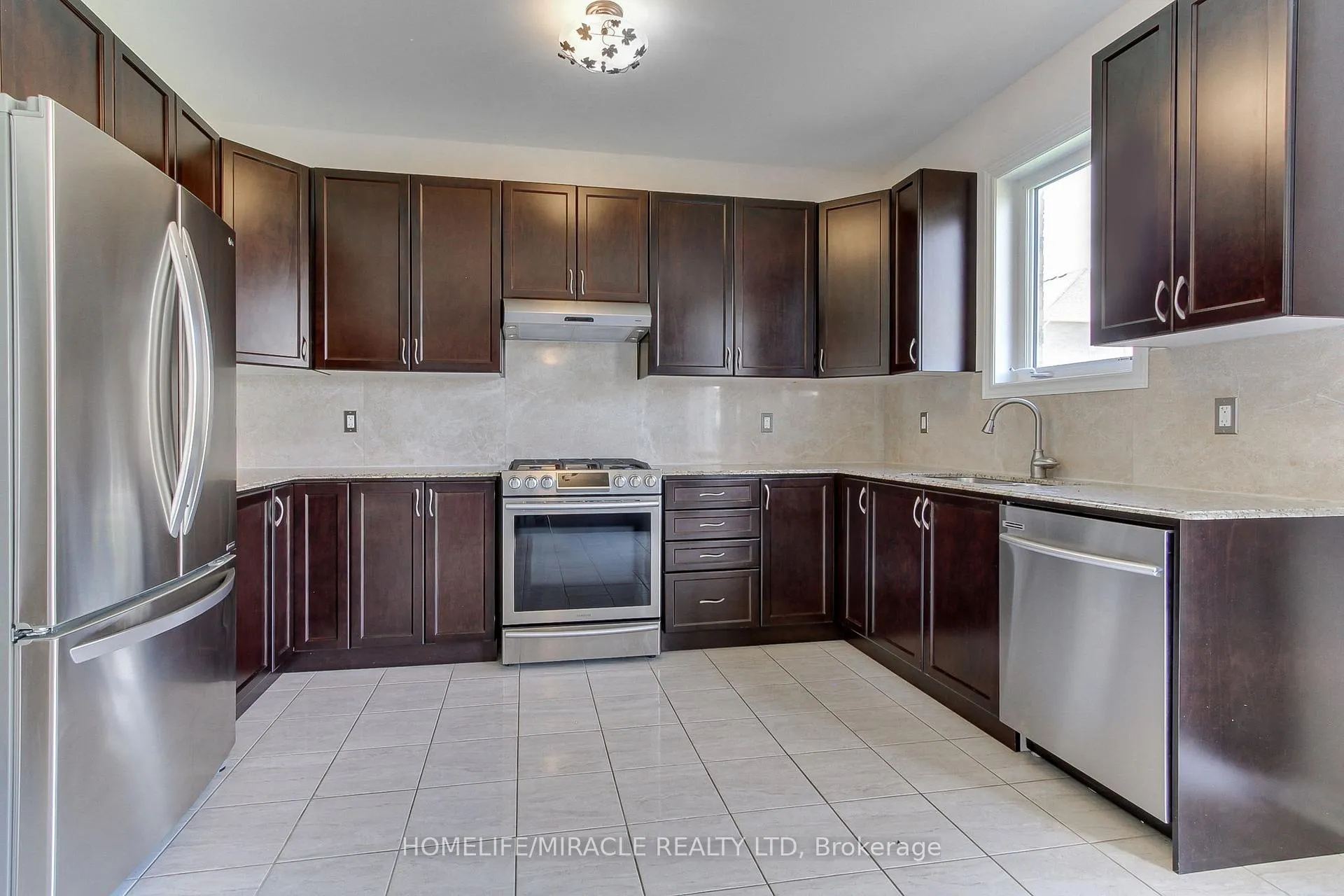 Photo 11 of 992 Green Street, Innisfil, Lefroy — HOMEH