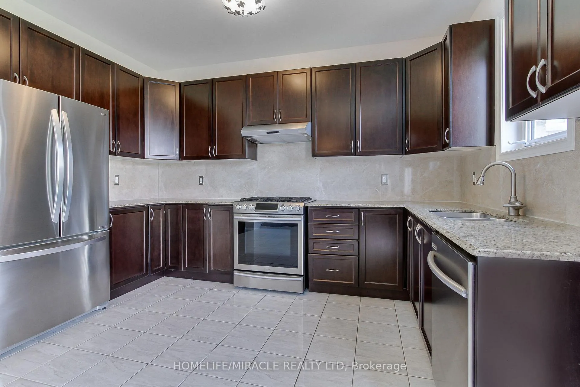 Photo 12 of 992 Green Street, Innisfil, Lefroy — HOMEH