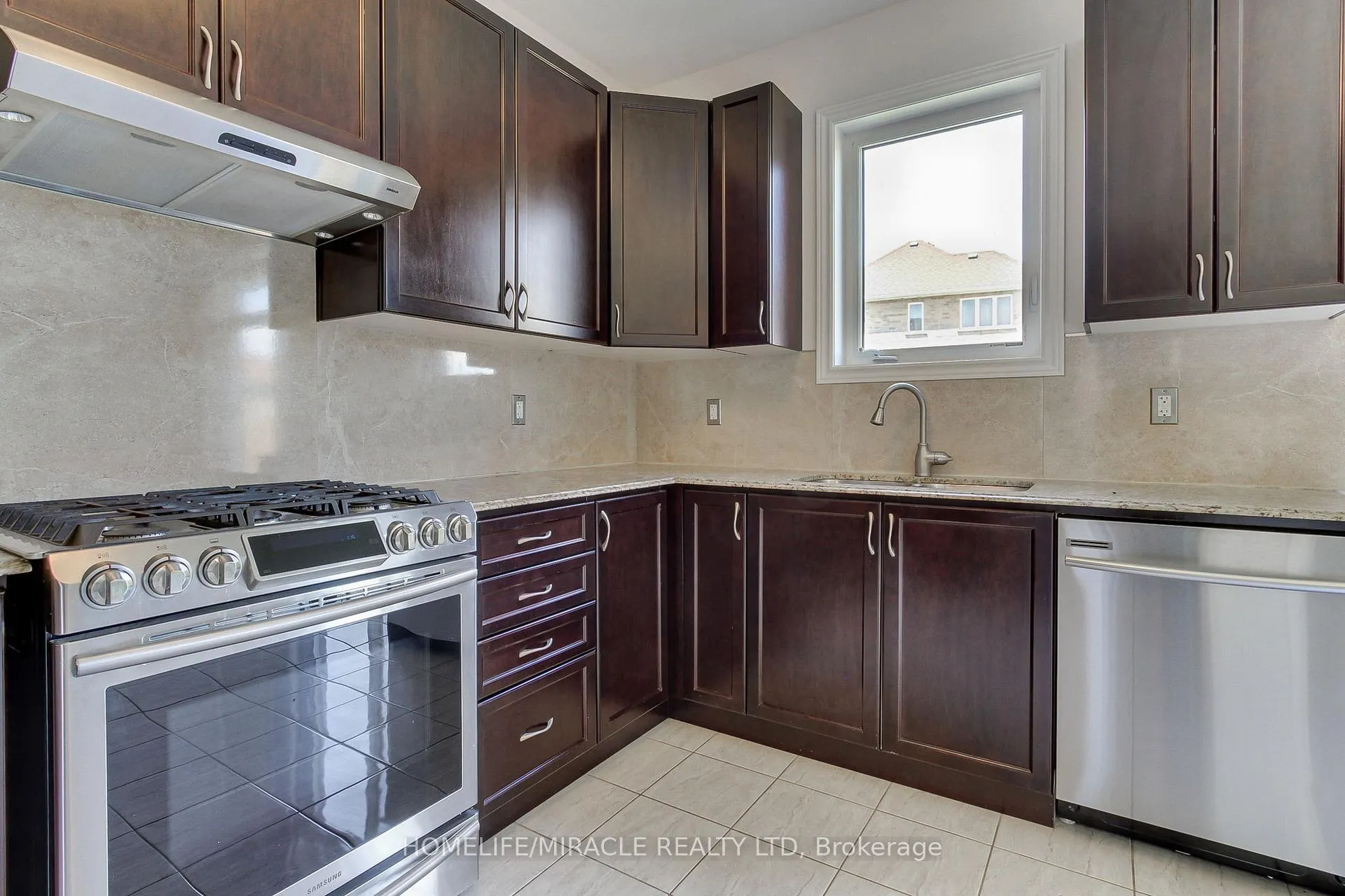 Photo 13 of 992 Green Street, Innisfil, Lefroy — HOMEH