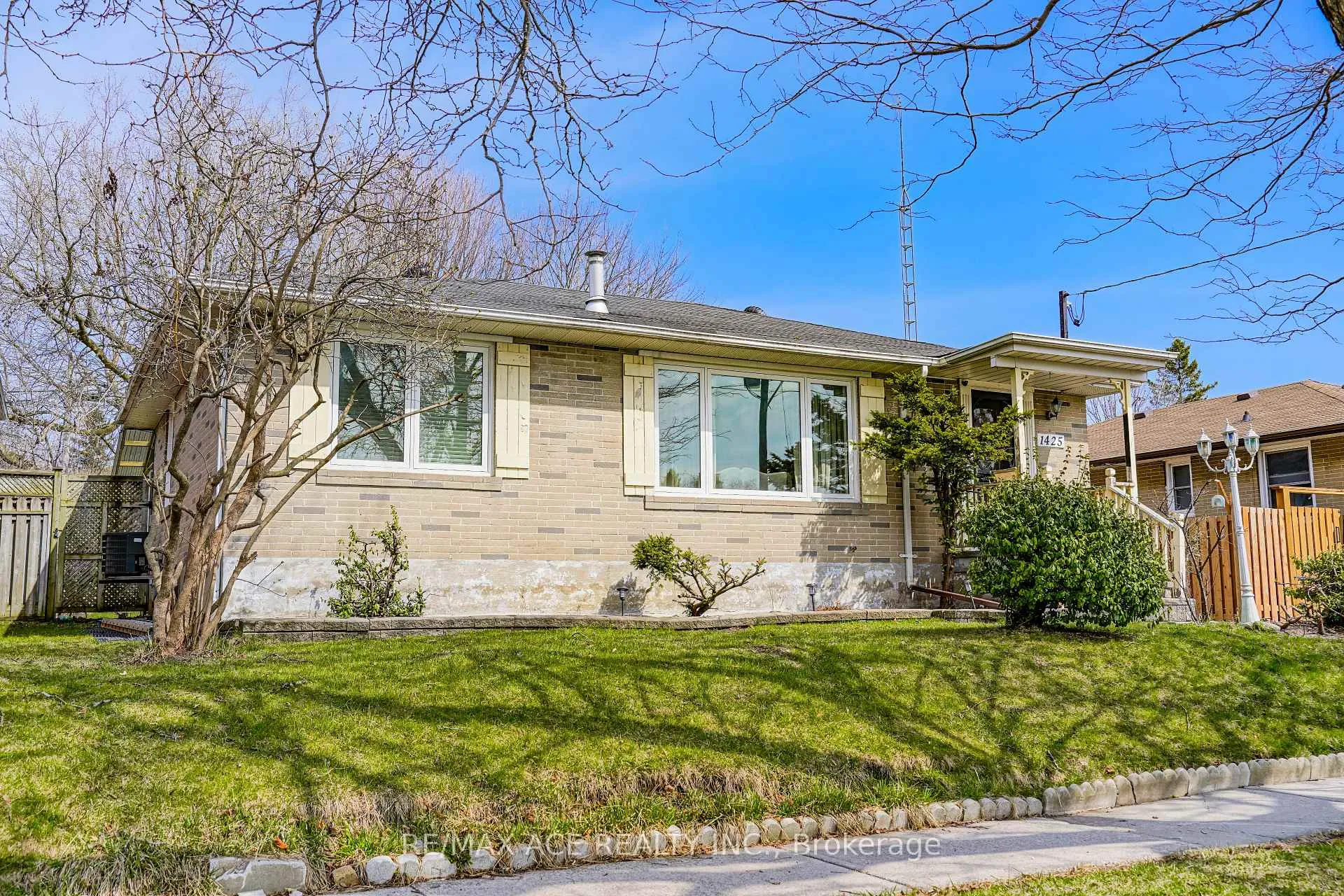 Photo 2 of 1425 Lakefield Drive, Oshawa, Lakeview — HOMEH
