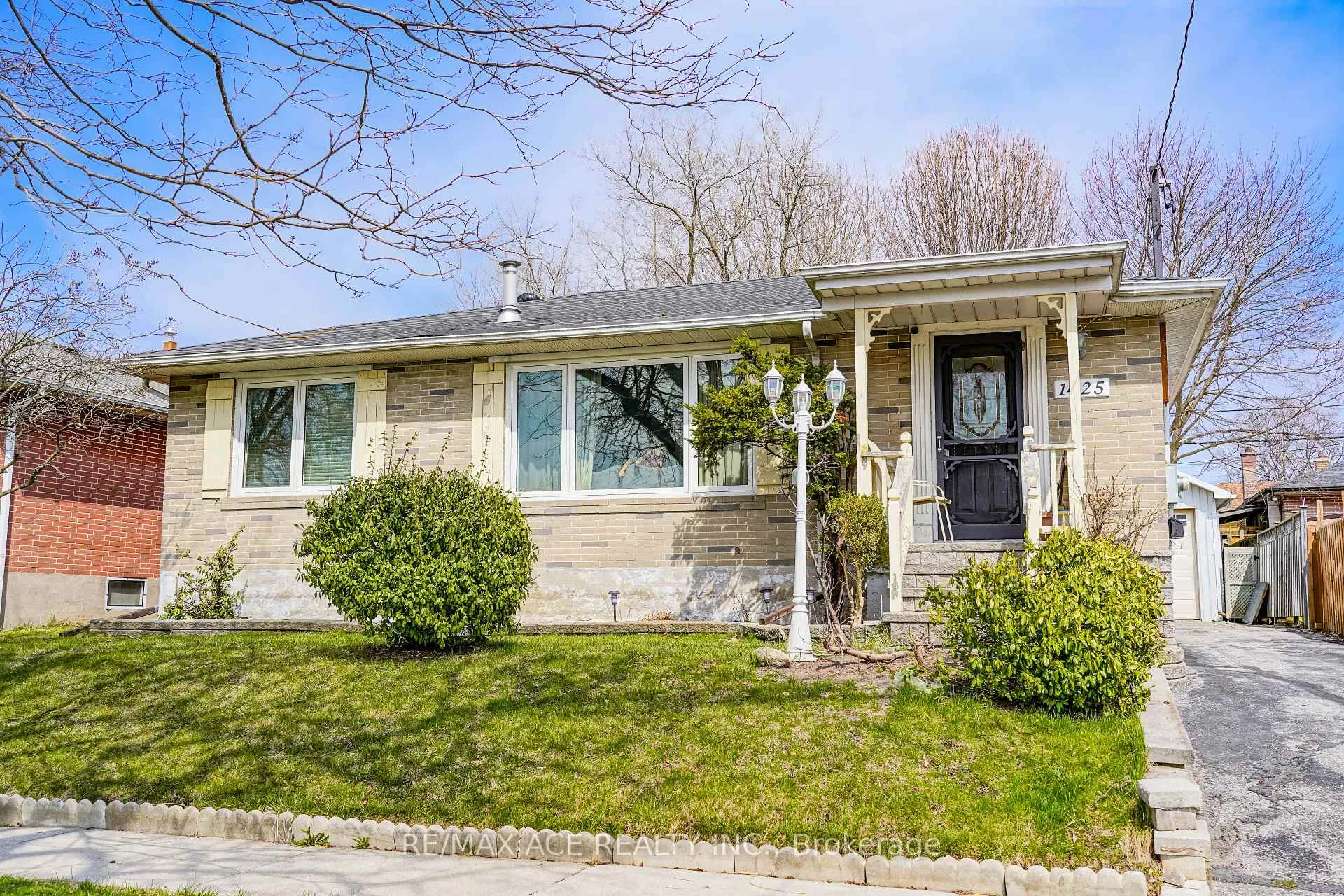 Photo 3 of 1425 Lakefield Drive, Oshawa, Lakeview — HOMEH