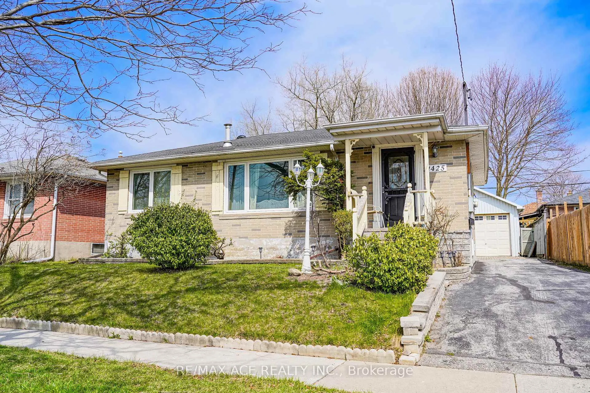 Photo 4 of 1425 Lakefield Drive, Oshawa, Lakeview — HOMEH