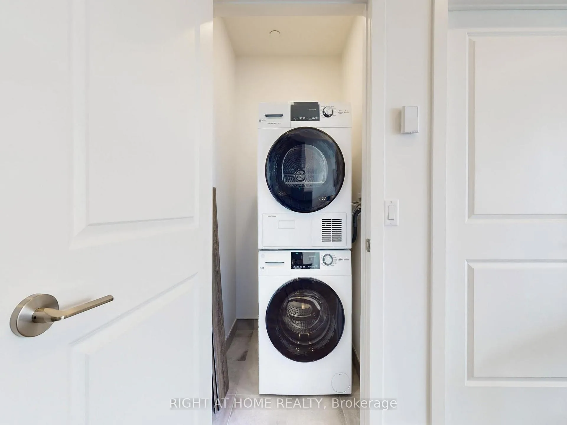 Photo 15 of Unit 1014, 461 Green Road, Hamilton, Lakeshore — HOMEH