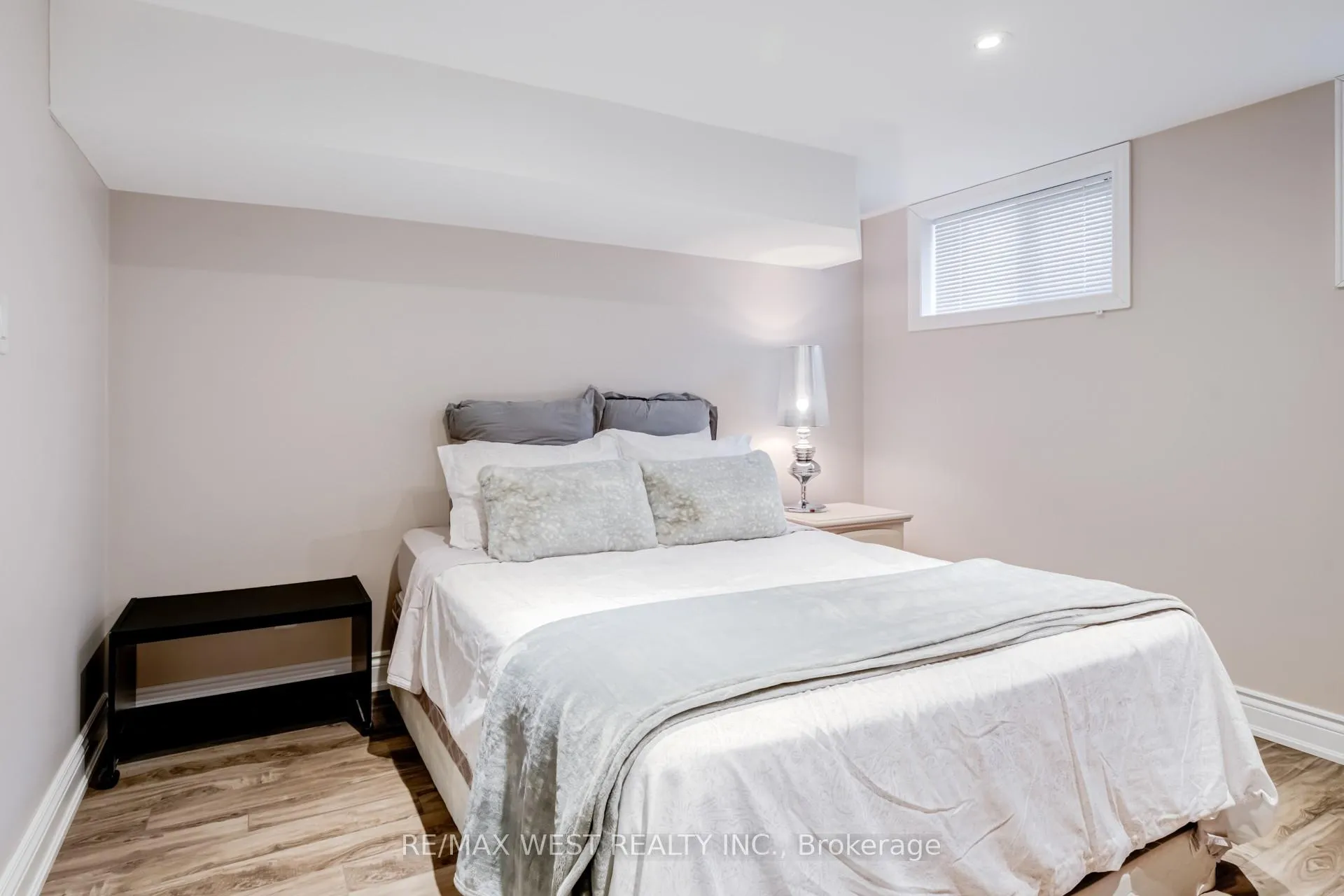 Photo 37 of 78 Golden Boulevard E, Welland, Lincoln/Crowland — HOMEH
