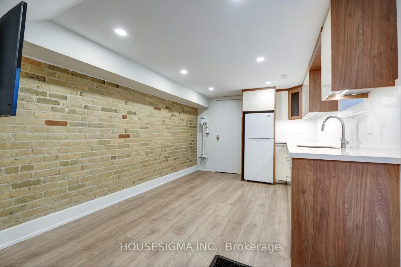 Photo 3 of Unit Lower, 274 Roxton Road, Toronto, Palmerston-Little Italy — HOMEH