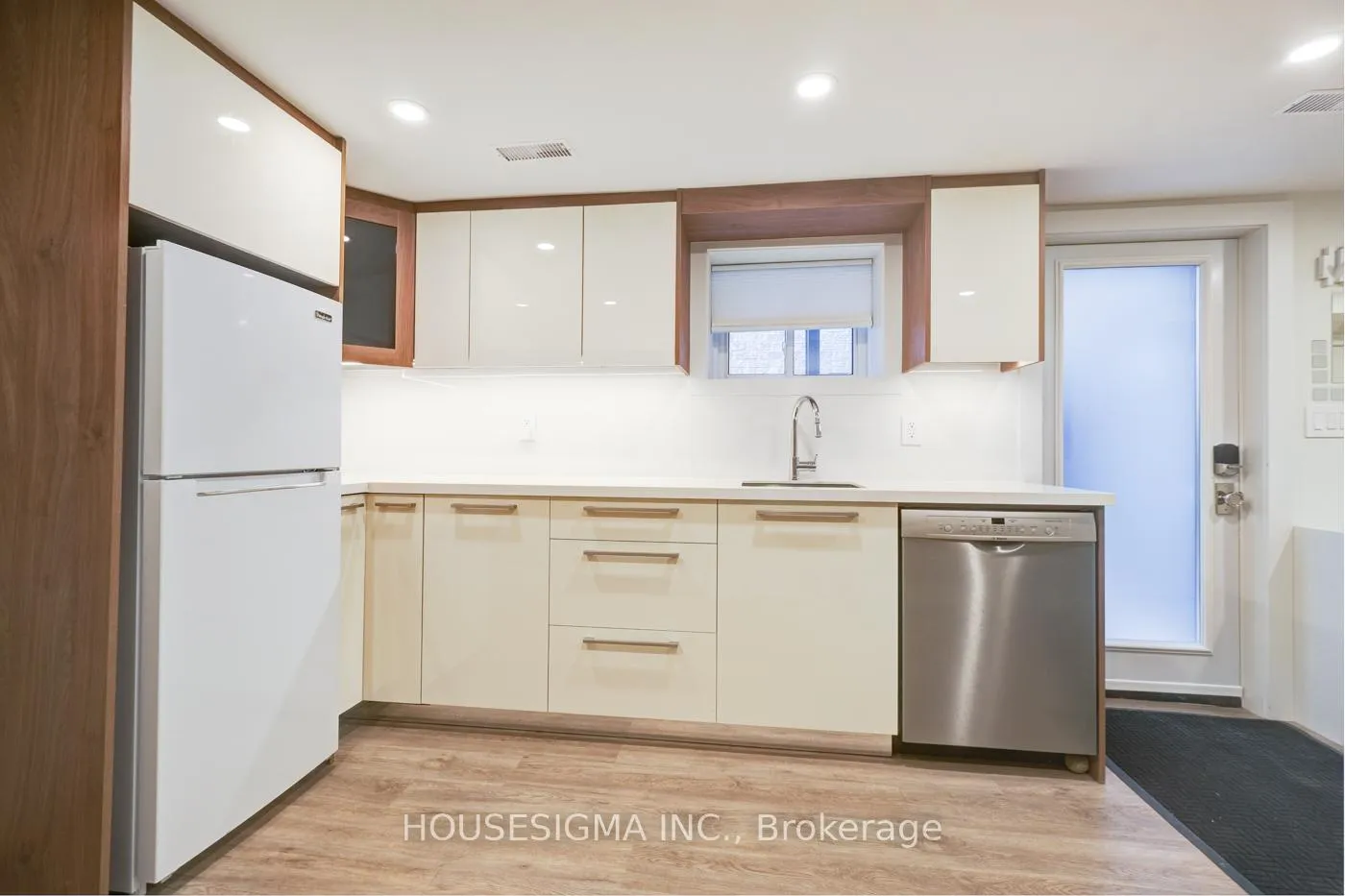 Photo 5 of Unit Lower, 274 Roxton Road, Toronto, Palmerston-Little Italy — HOMEH