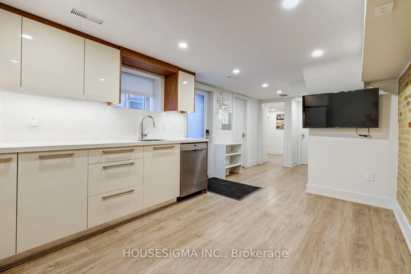 Photo 6 of Unit Lower, 274 Roxton Road, Toronto, Palmerston-Little Italy — HOMEH