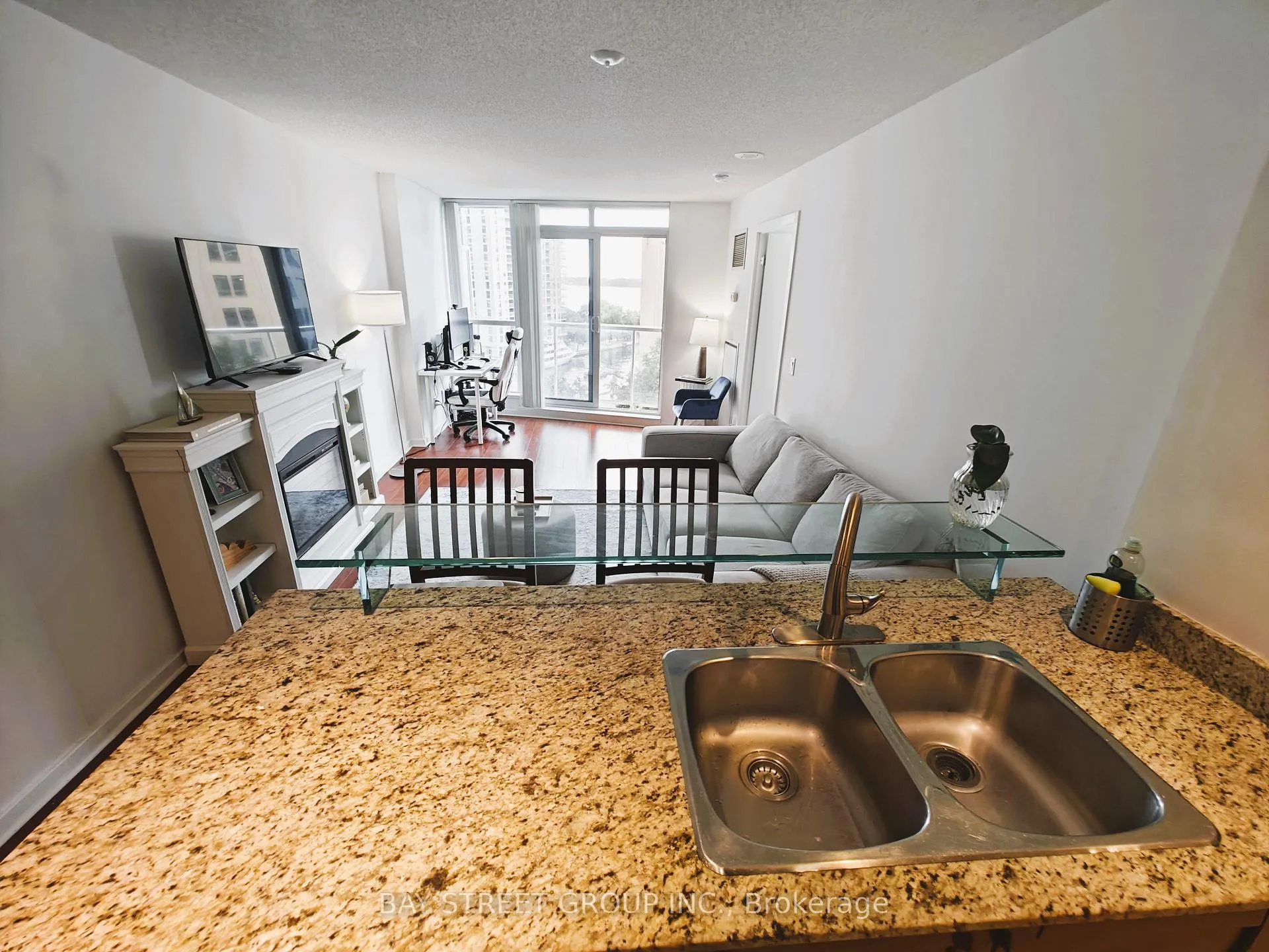 Photo 3 of Unit 806, 208 Queens Quay W, Toronto, Waterfront Communities — HOMEH