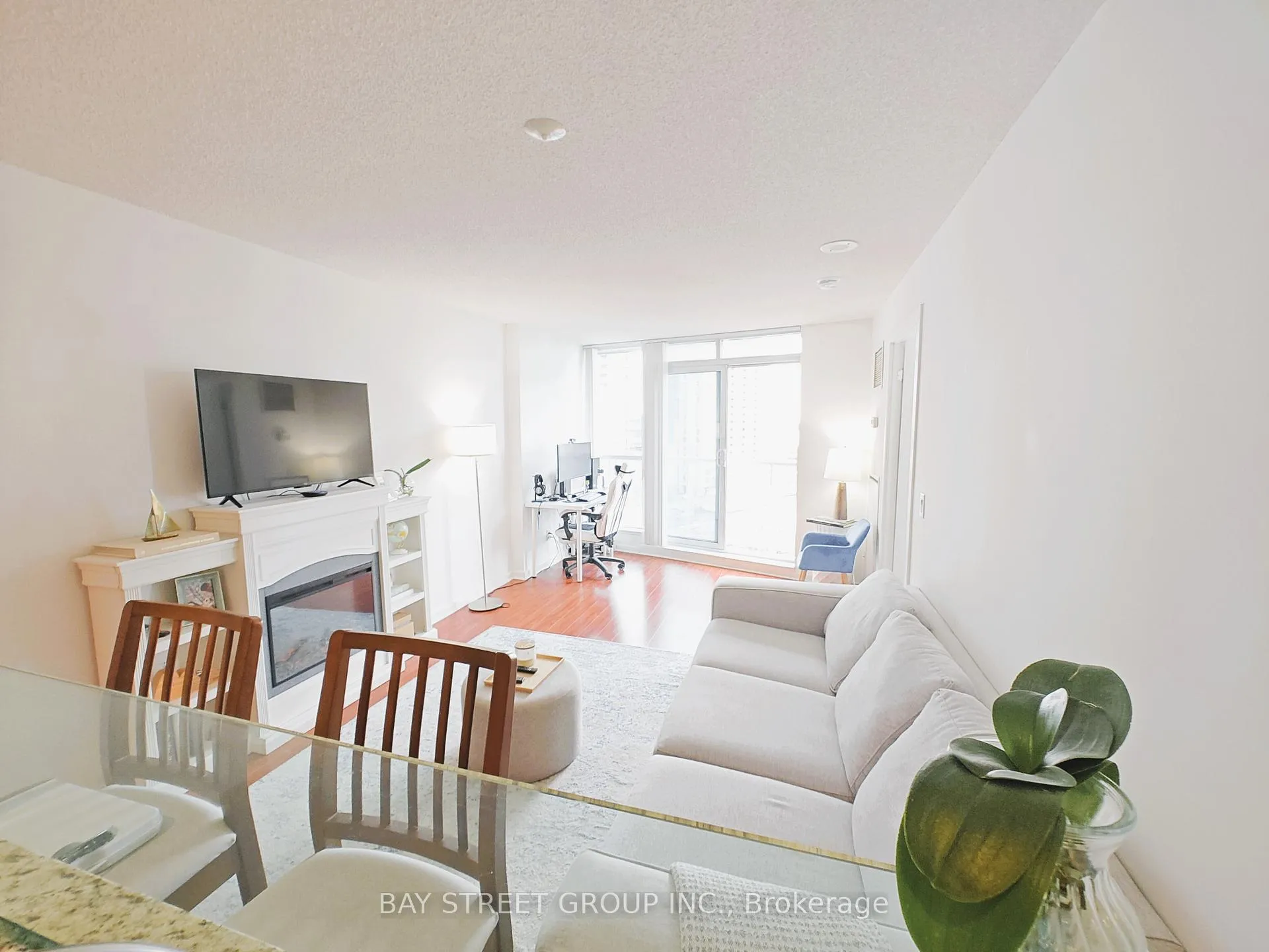 Photo 8 of Unit 806, 208 Queens Quay W, Toronto, Waterfront Communities — HOMEH