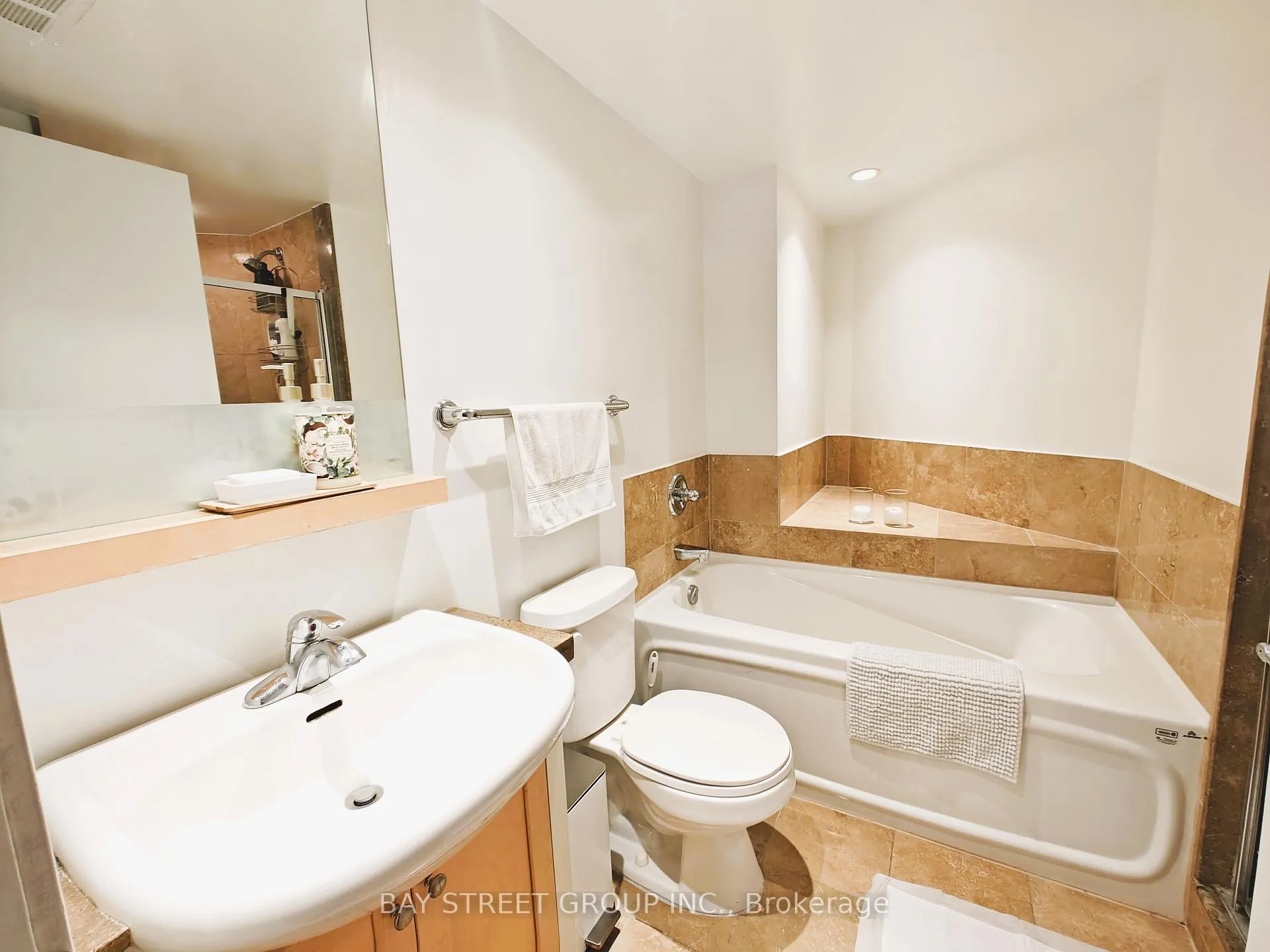 Photo 16 of Unit 806, 208 Queens Quay W, Toronto, Waterfront Communities — HOMEH