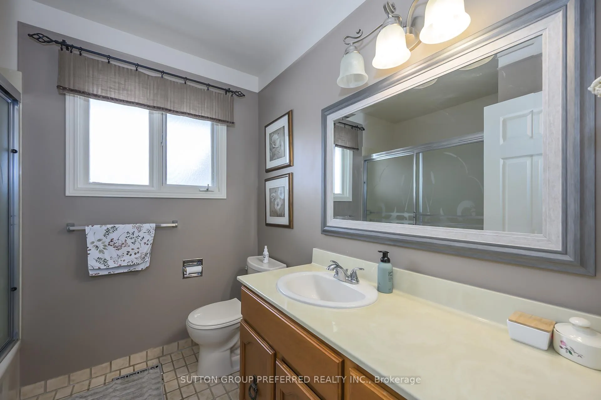 Photo 24 of 268 King Edward Avenue, London, South J — HOMEH