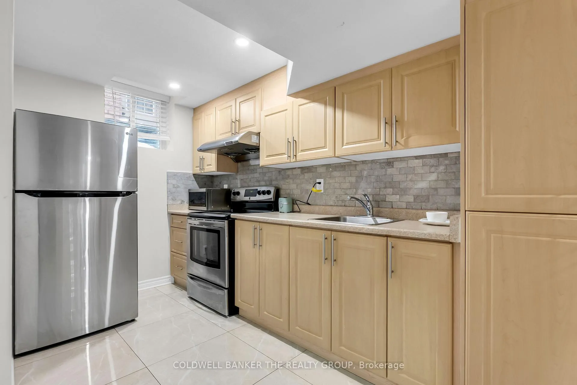 Photo 38 of 98 Masters Green Crescent, Brampton, Snelgrove — HOMEH