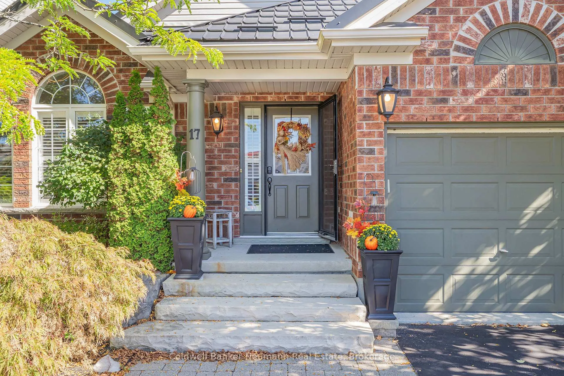 Photo 2 of 17 Milson Crescent, Guelph, Kortright Hills — HOMEH