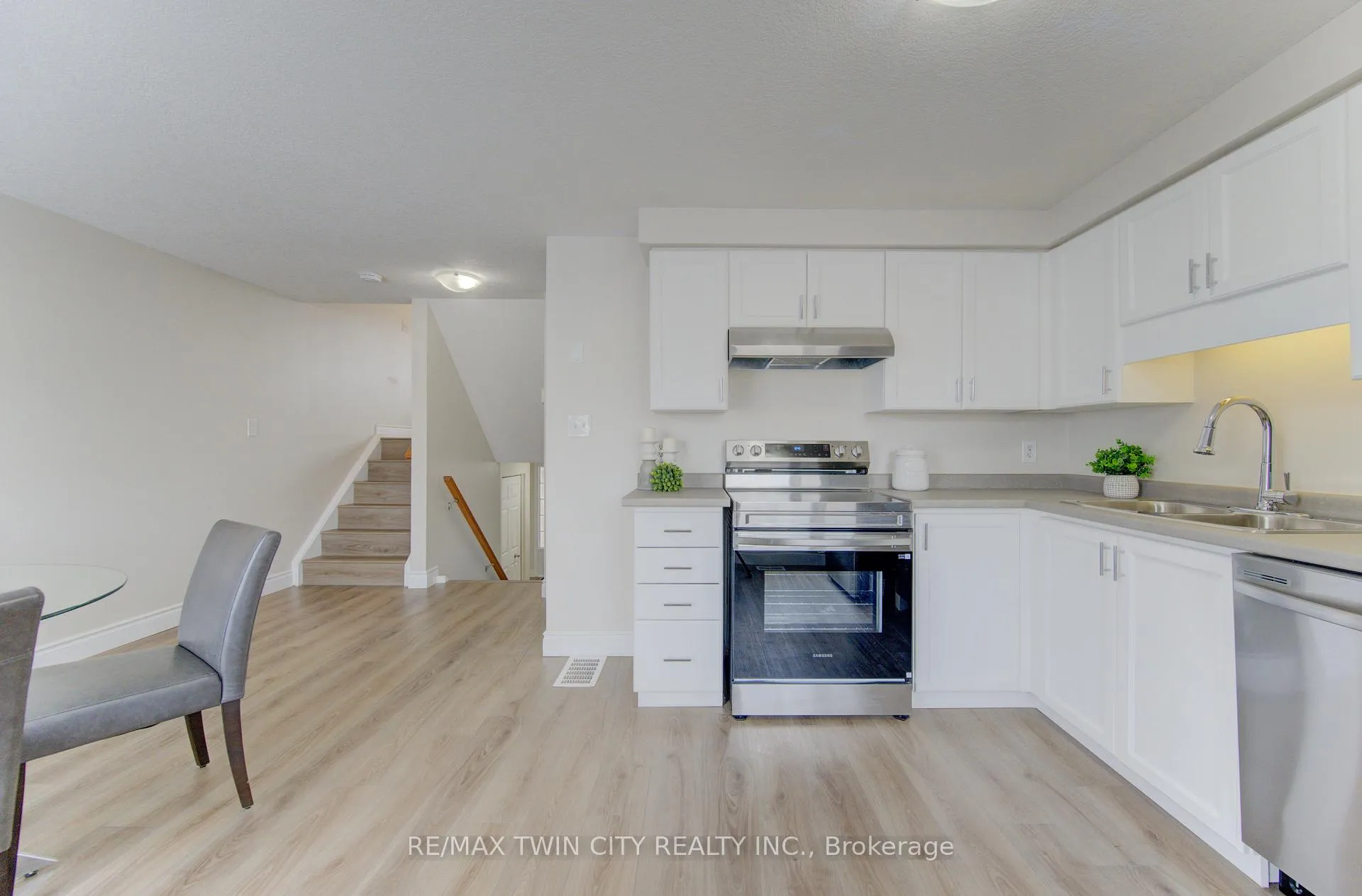 Photo 10 of 68 Max Becker Drive, Kitchener, Larentian West — HOMEH