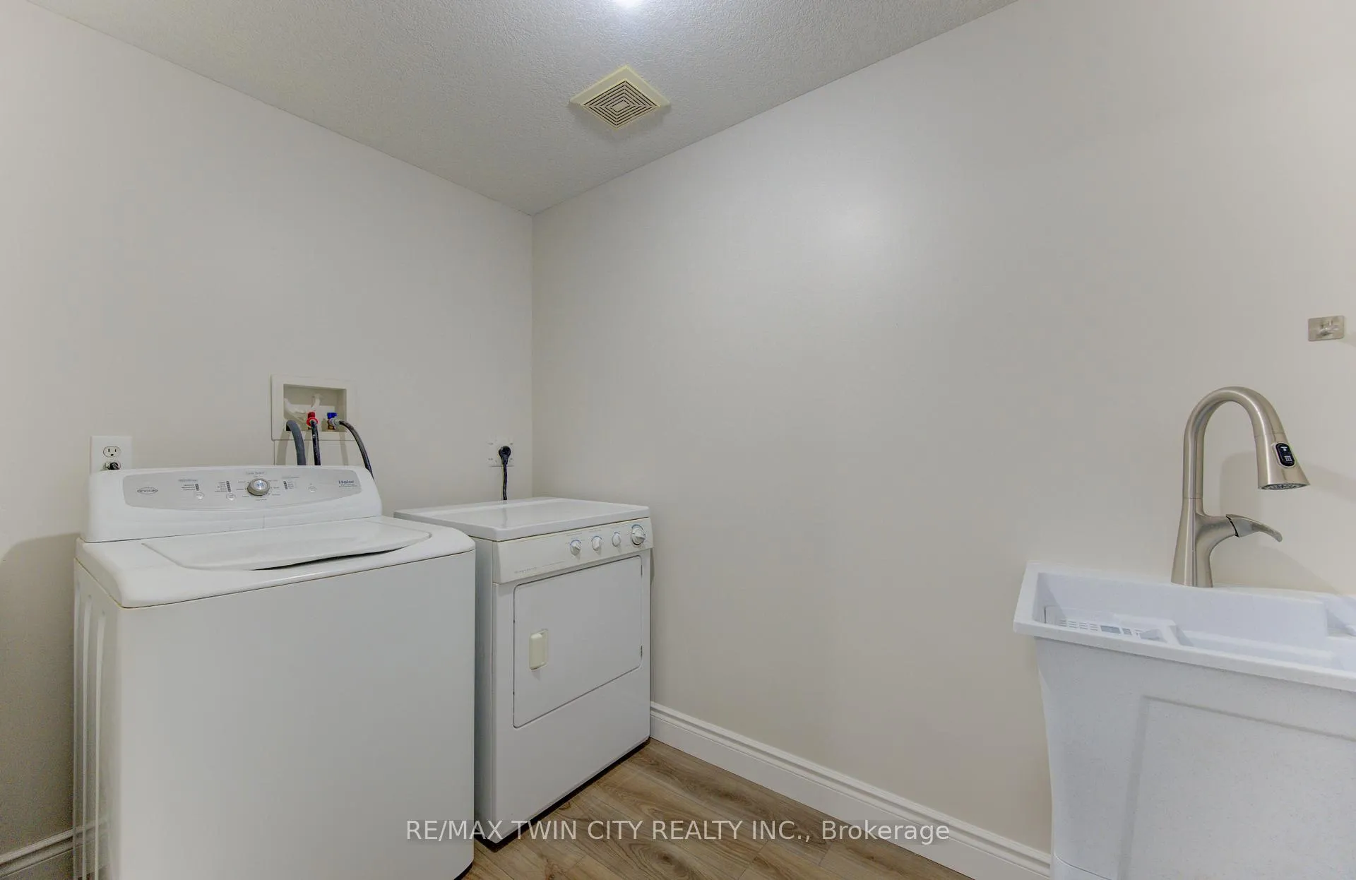 Photo 16 of 68 Max Becker Drive, Kitchener, Larentian West — HOMEH