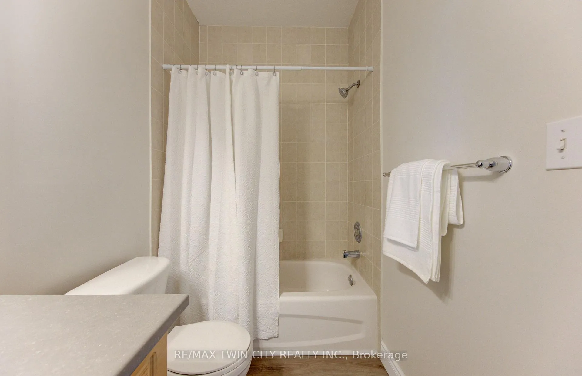 Photo 25 of 68 Max Becker Drive, Kitchener, Larentian West — HOMEH