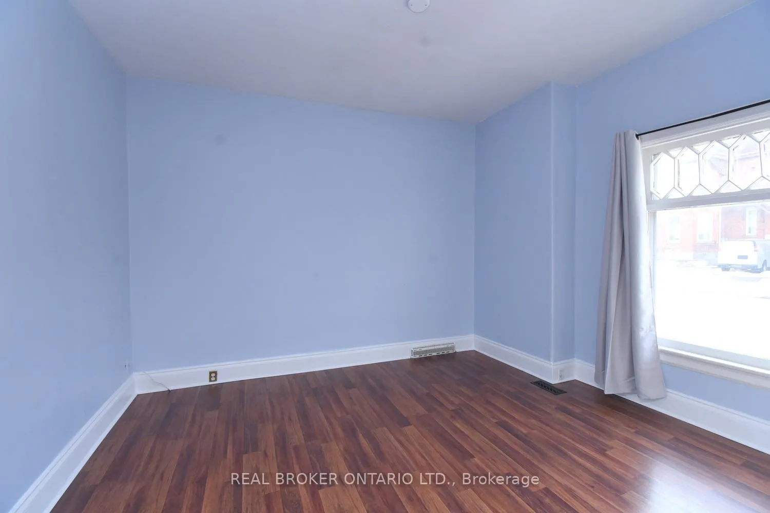 Photo 4 of 261 Prospect Street S, Hamilton, Blakeley — HOMEH