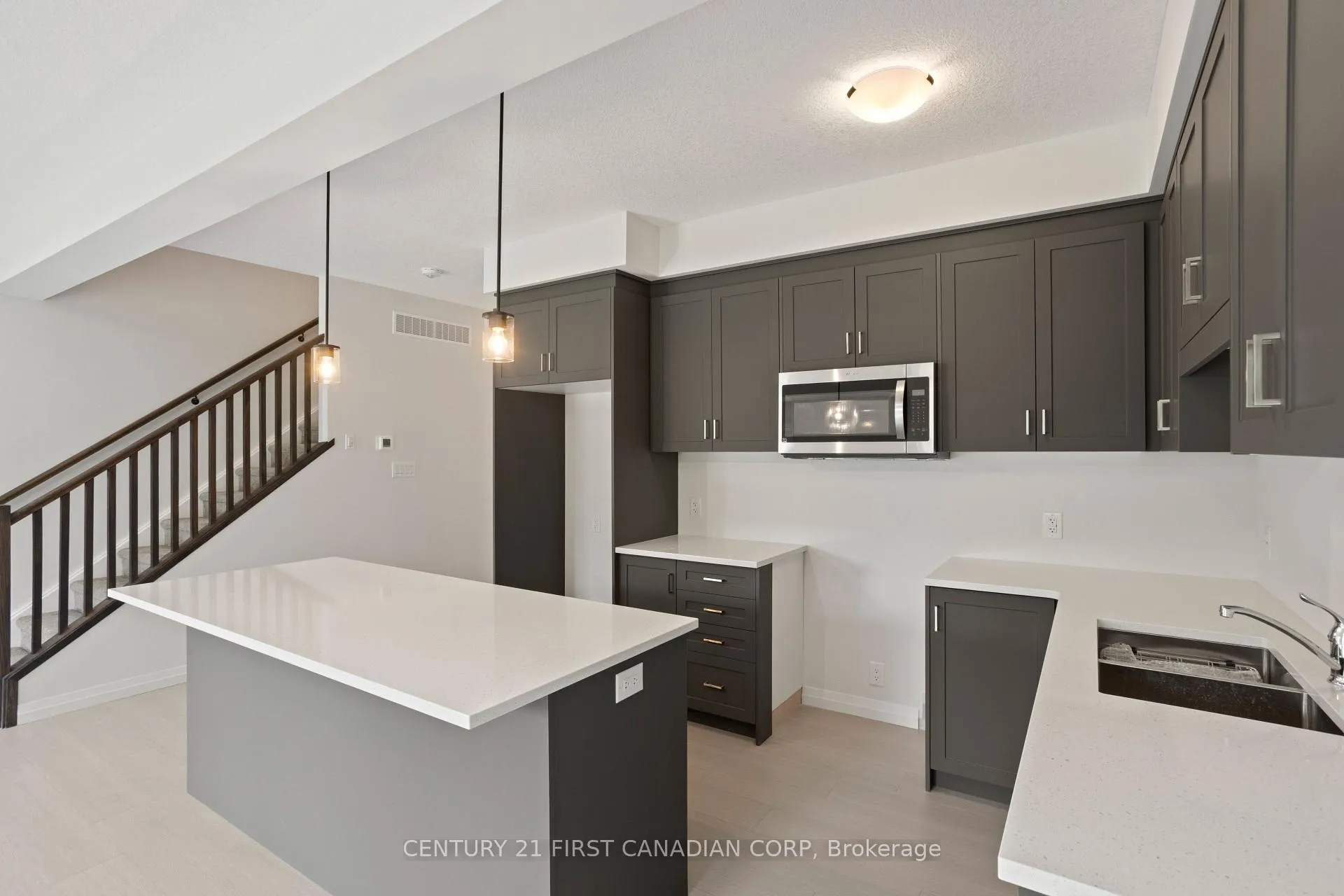 Photo 8 of 6909 Heathwoods Avenue, London, South V — HOMEH