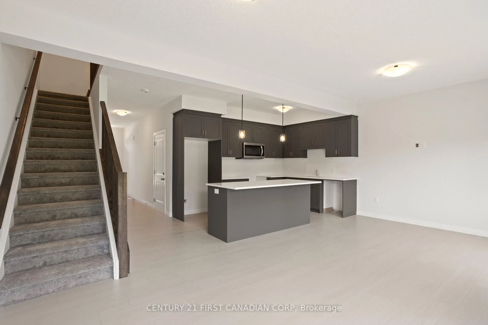 Photo 10 of 6909 Heathwoods Avenue, London, South V — HOMEH